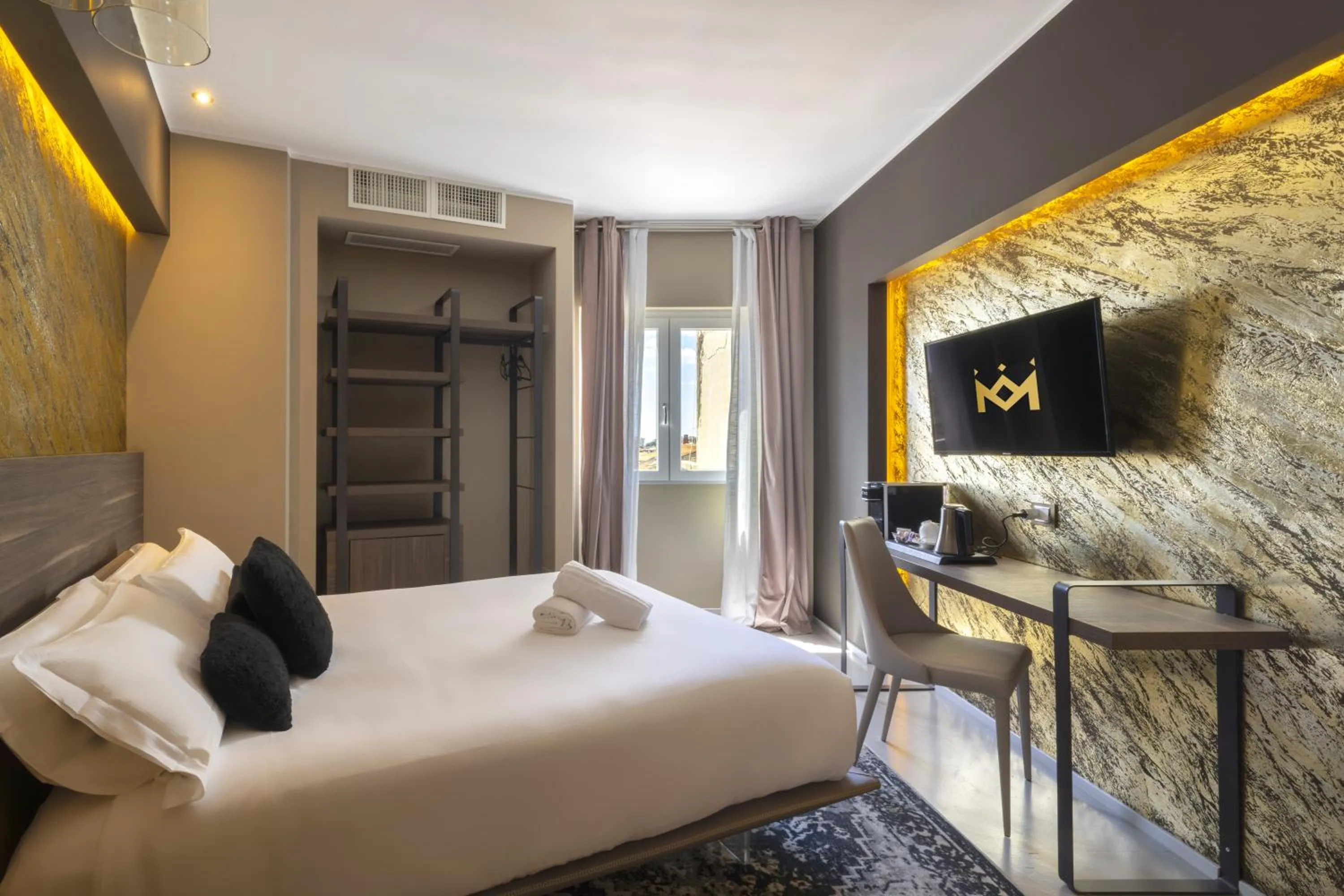 Photo of the whole room, Bed in Milestone