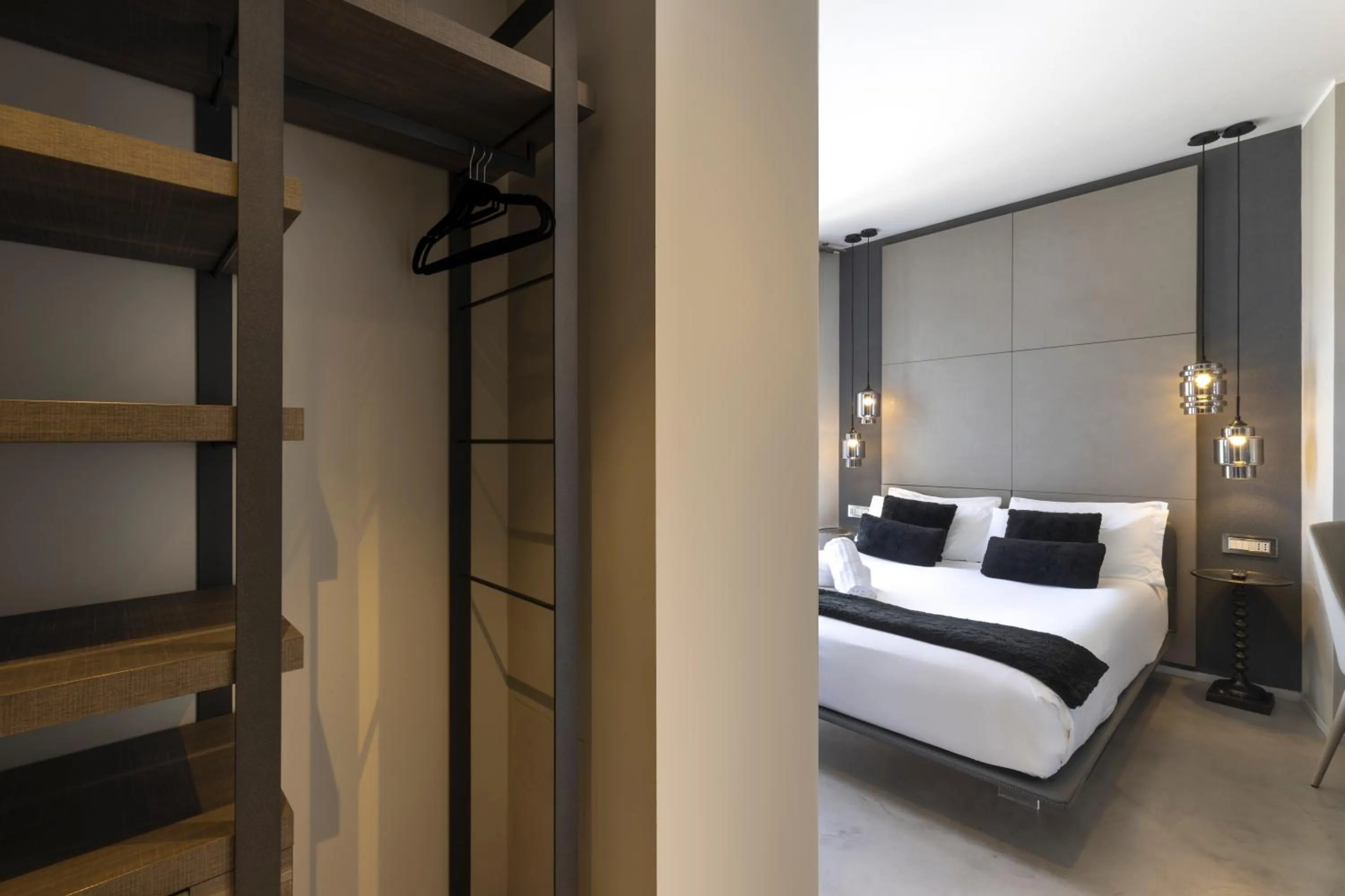 Photo of the whole room, Bed in Milestone