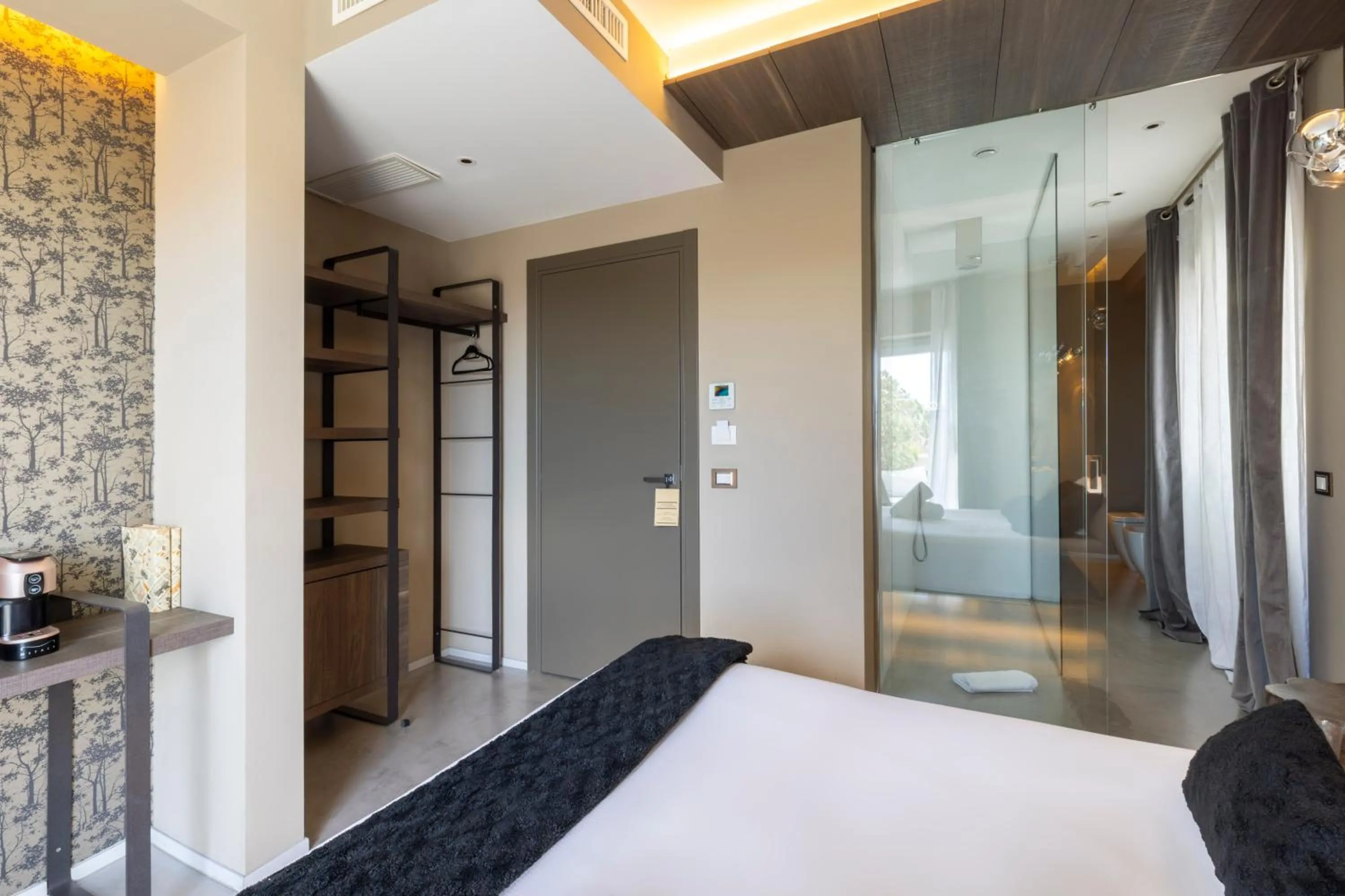 Photo of the whole room, Bed in Milestone