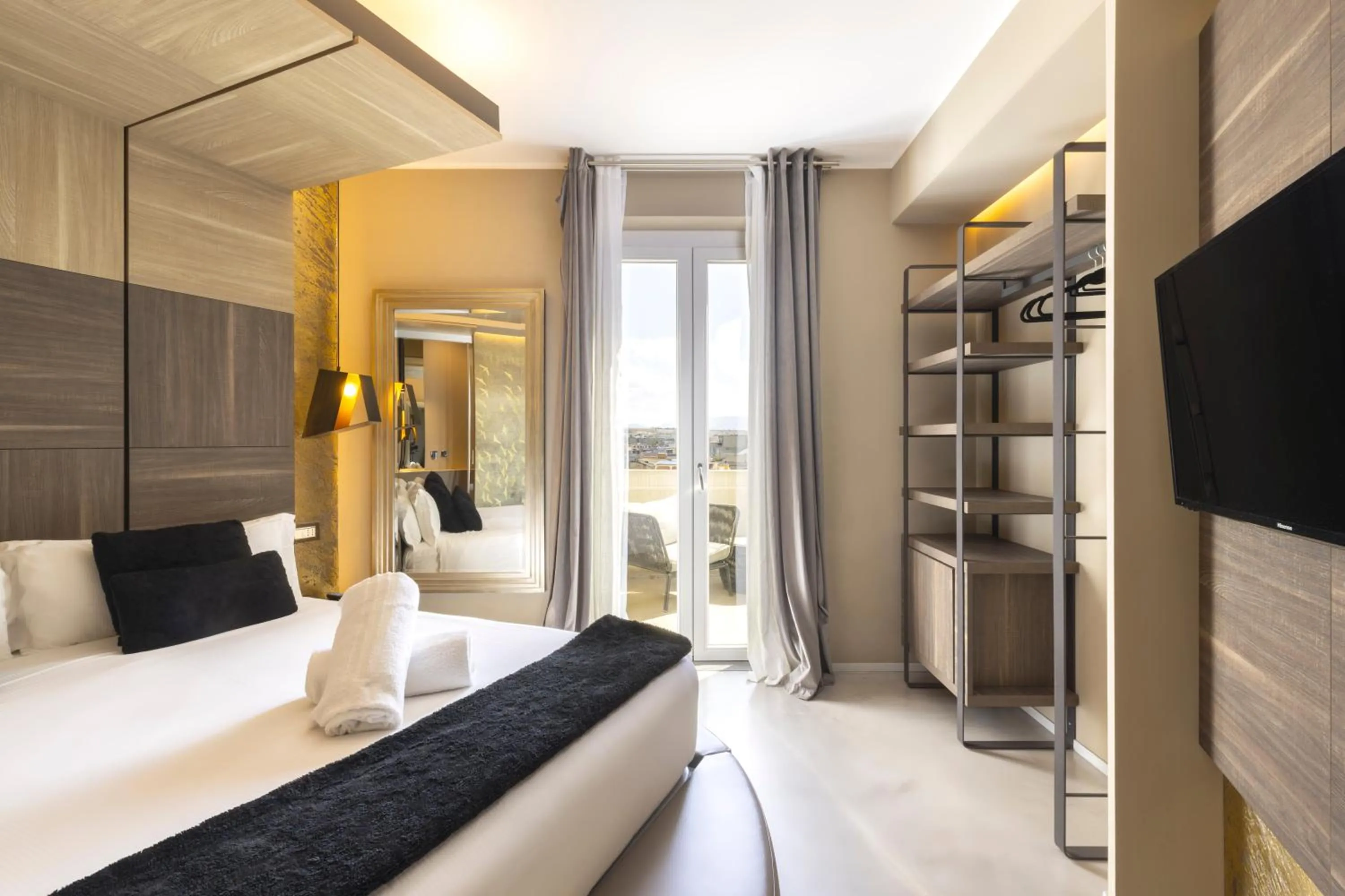 Photo of the whole room, Bed in Milestone