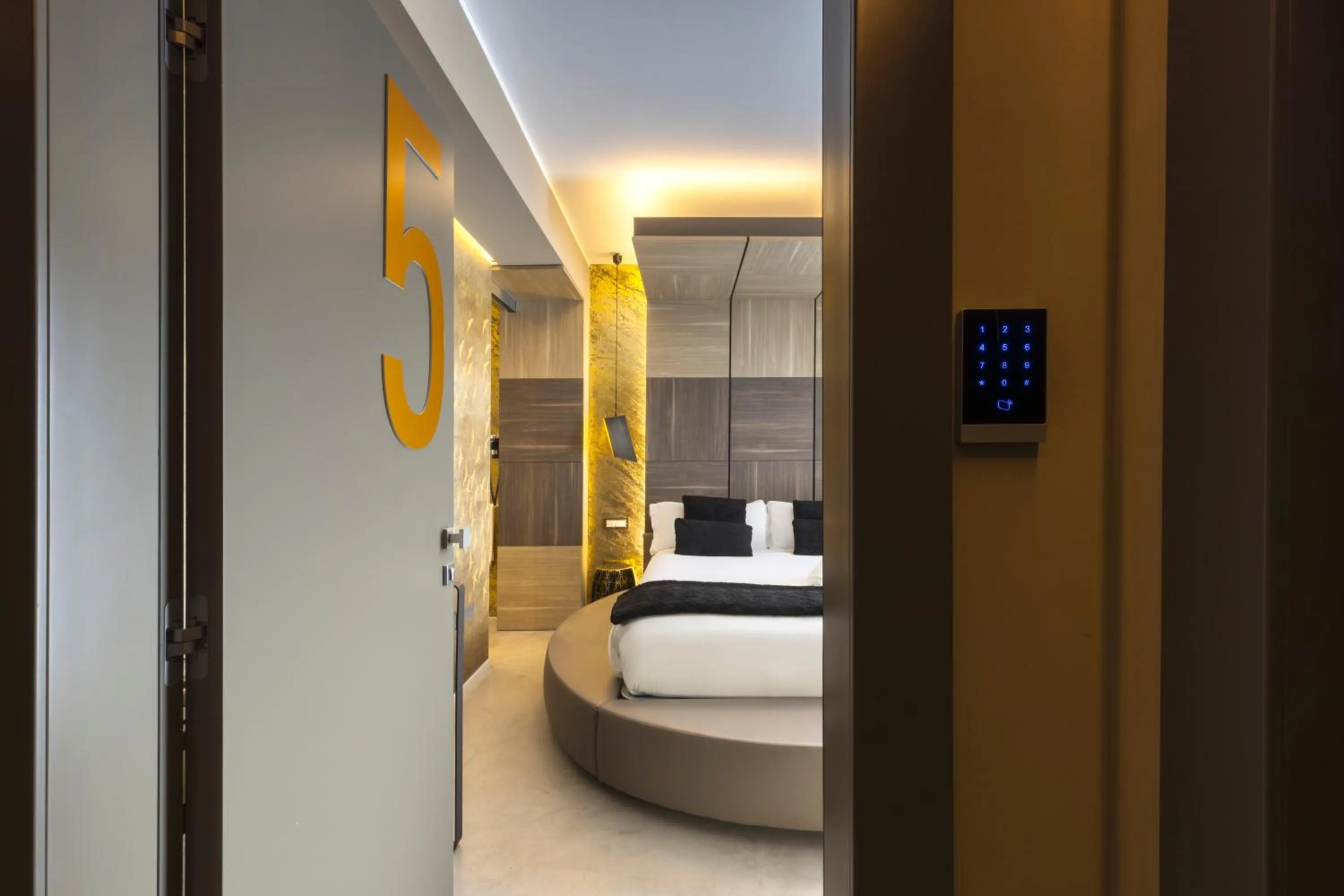 Photo of the whole room, Bed in Milestone