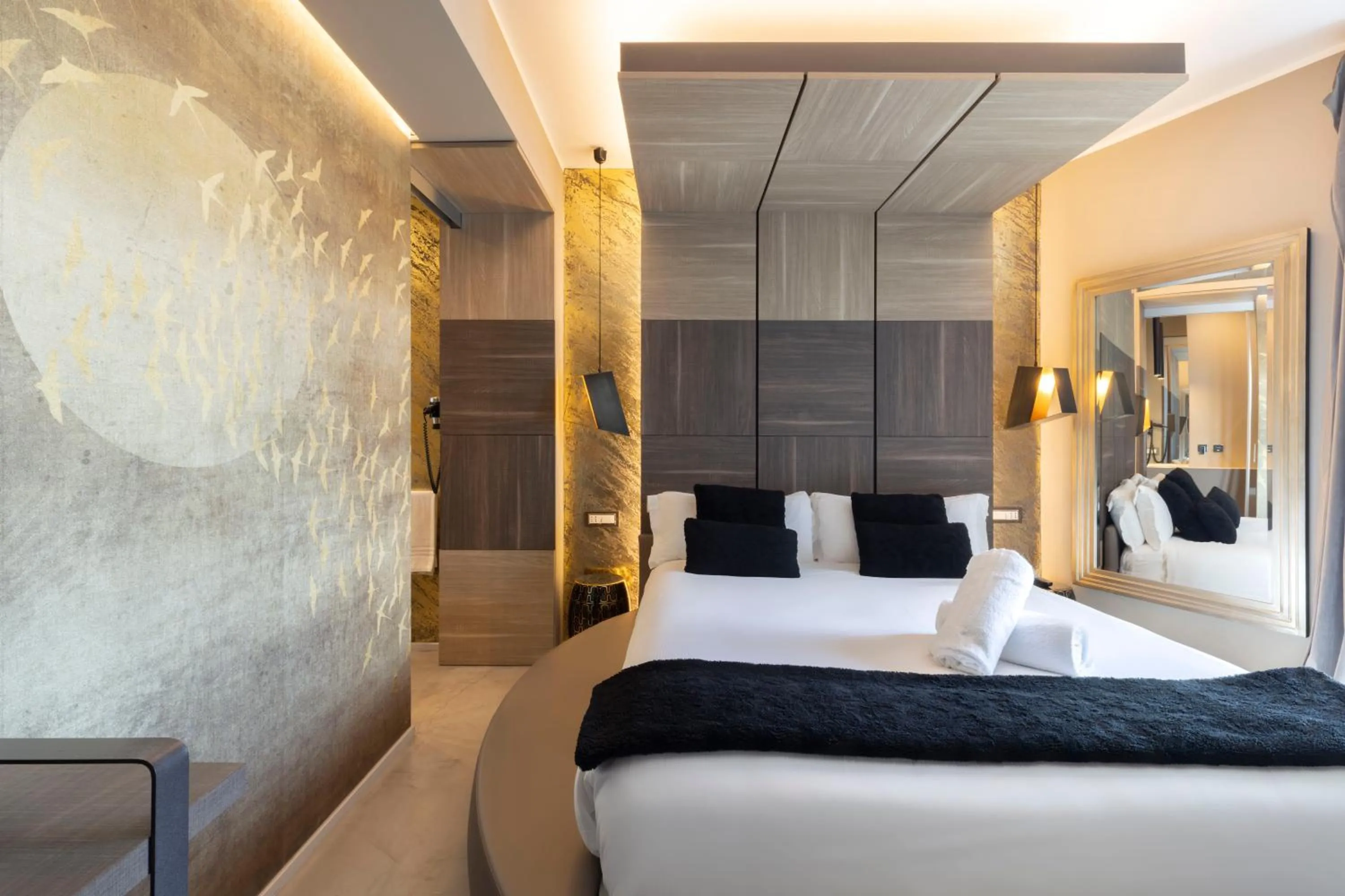 Photo of the whole room, Bed in Milestone