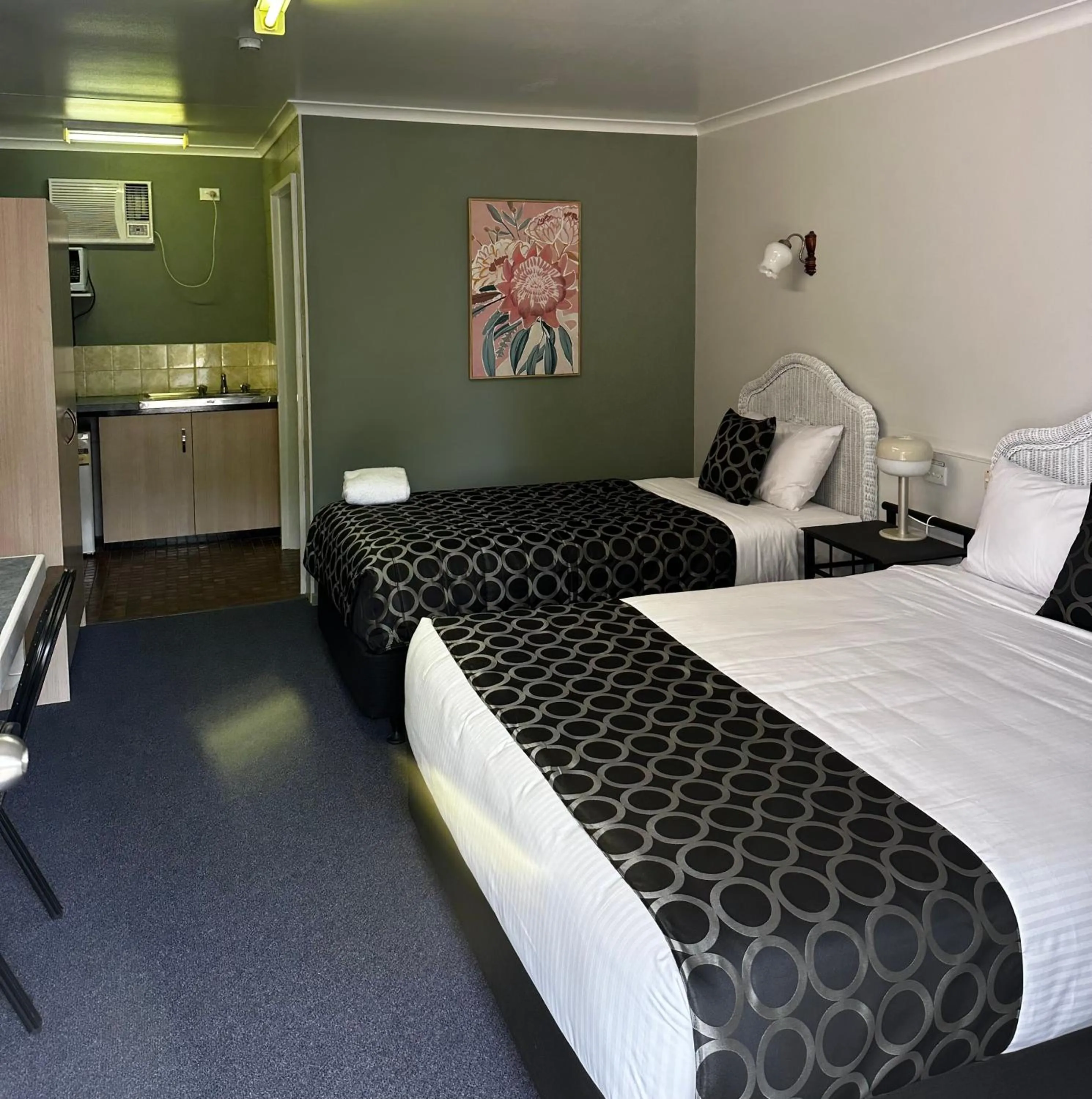 Property building, Bed in Murgon Motor Inn
