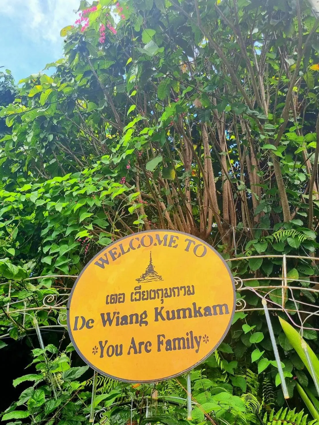 Property logo or sign in De Wiang Kum Kam