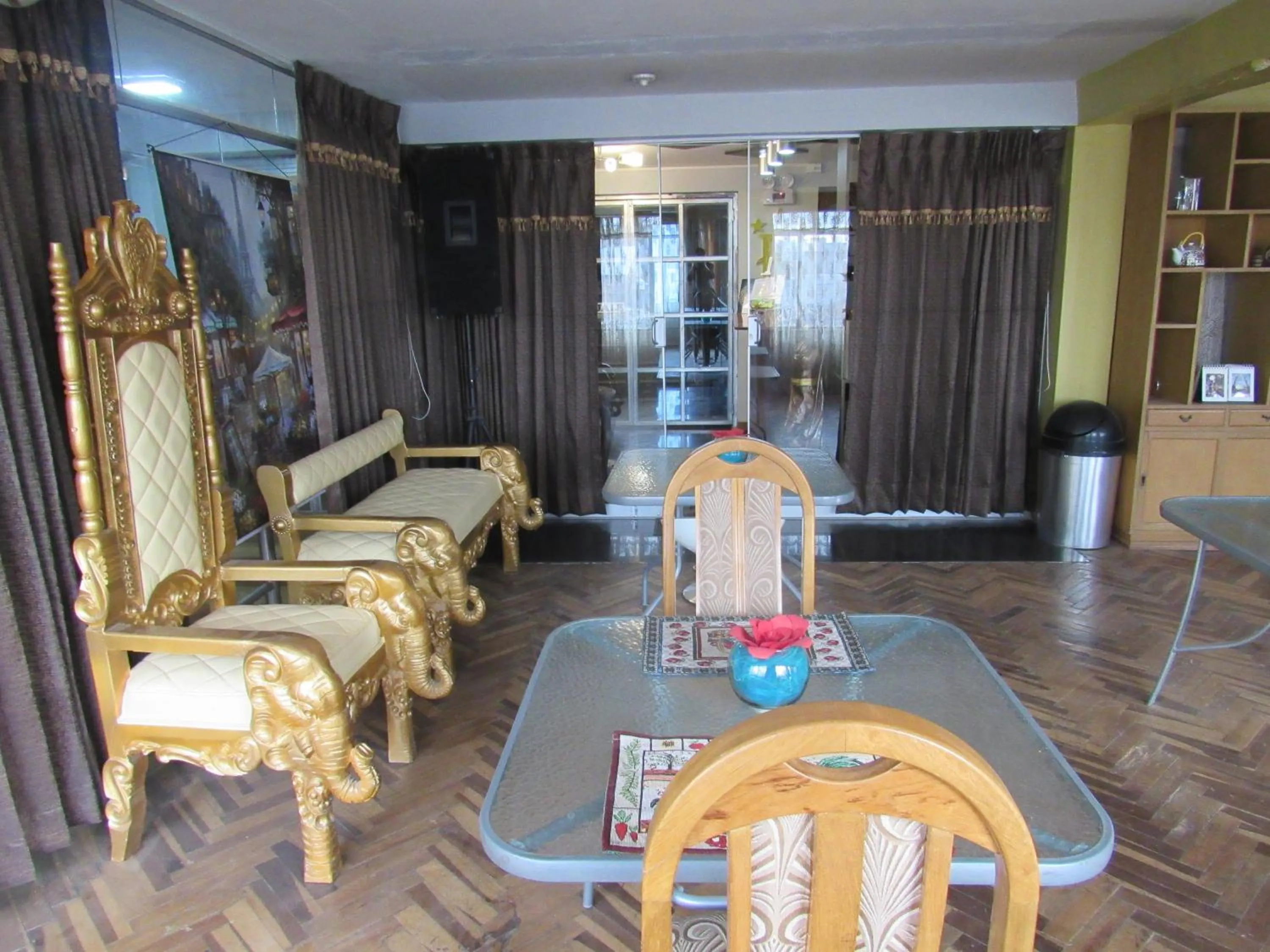 Seating area in Hotel Sueños Dorados