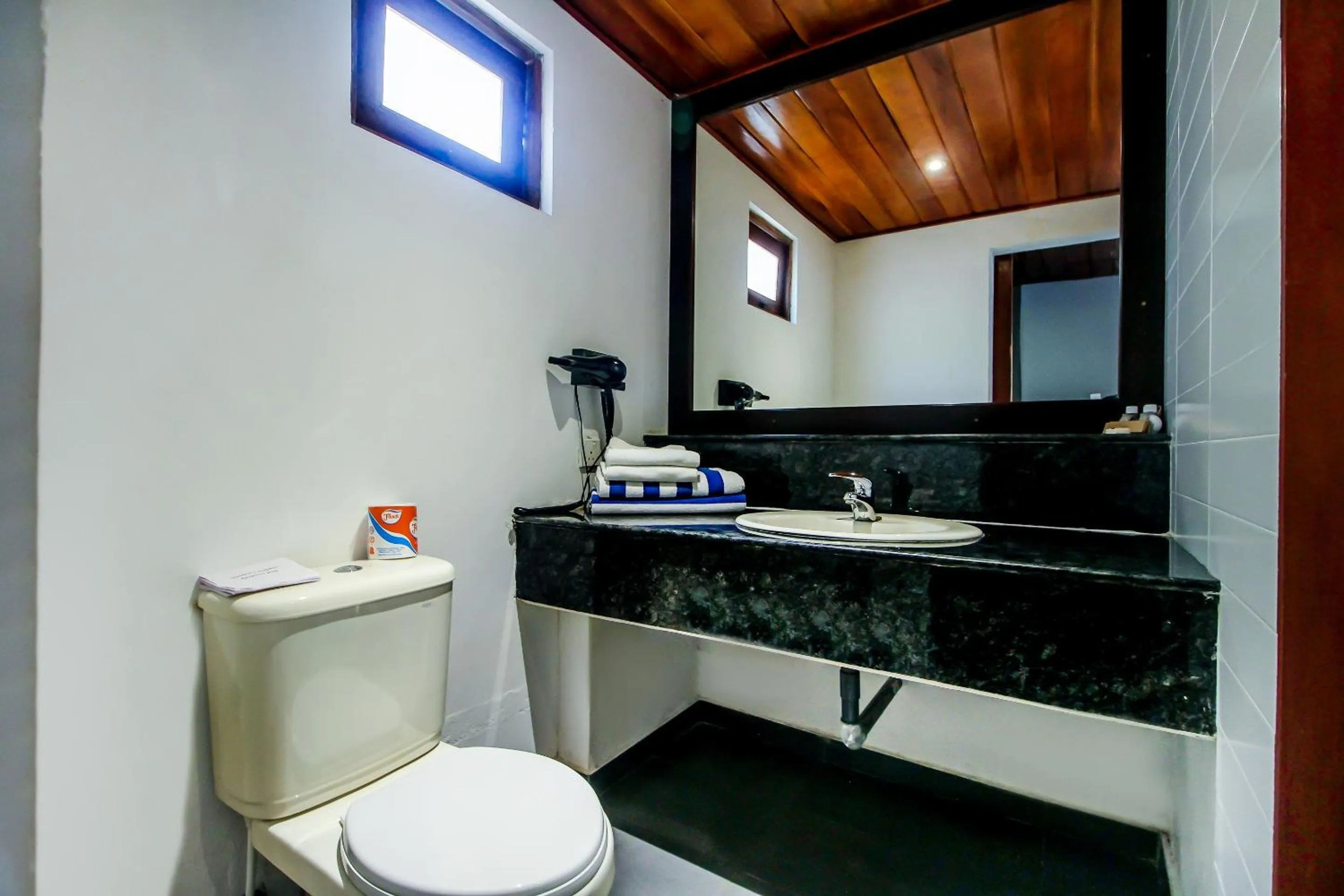Bathroom in Kalla Bongo Lake Resort