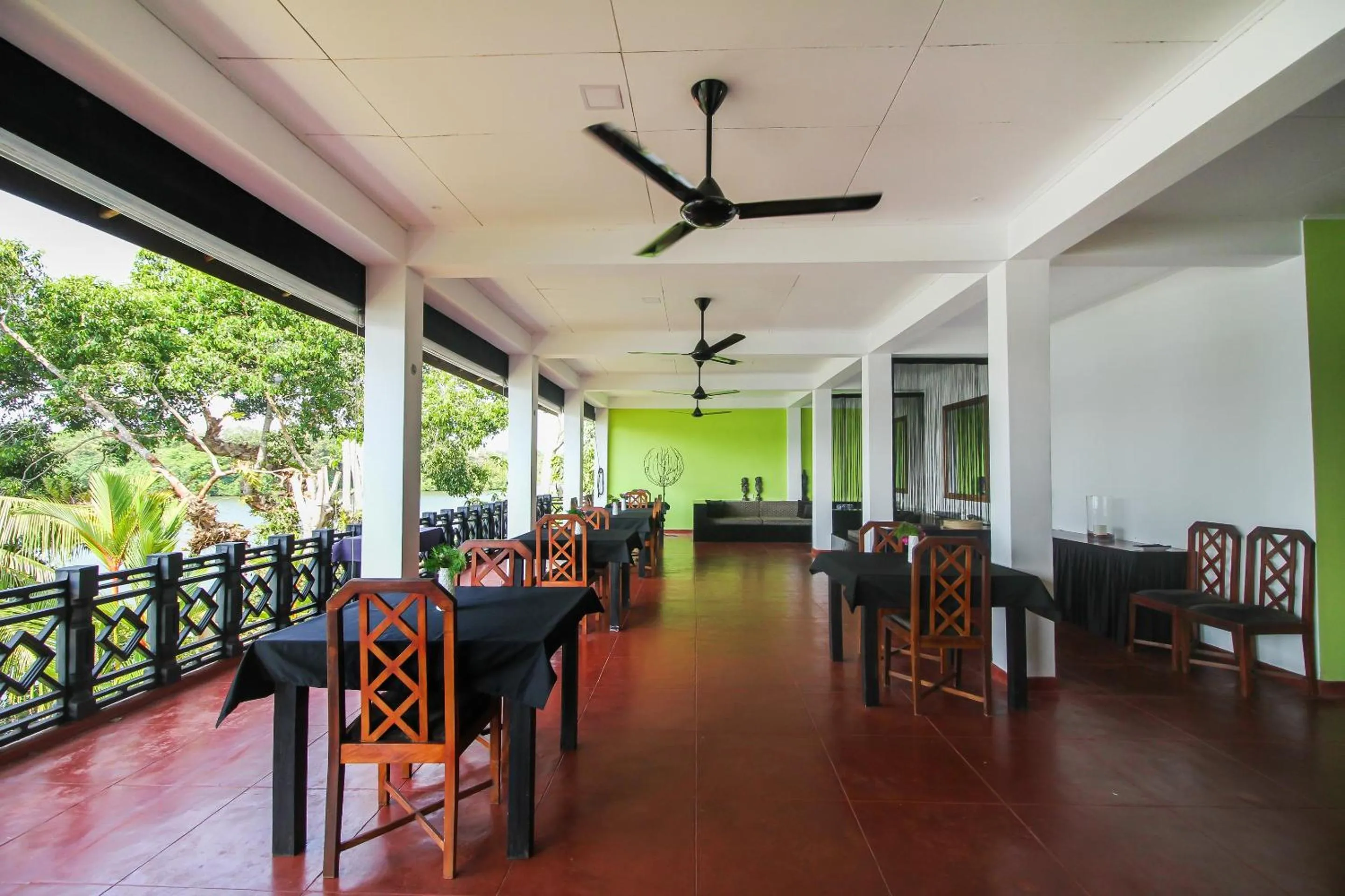 Restaurant/places to eat in Kalla Bongo Lake Resort