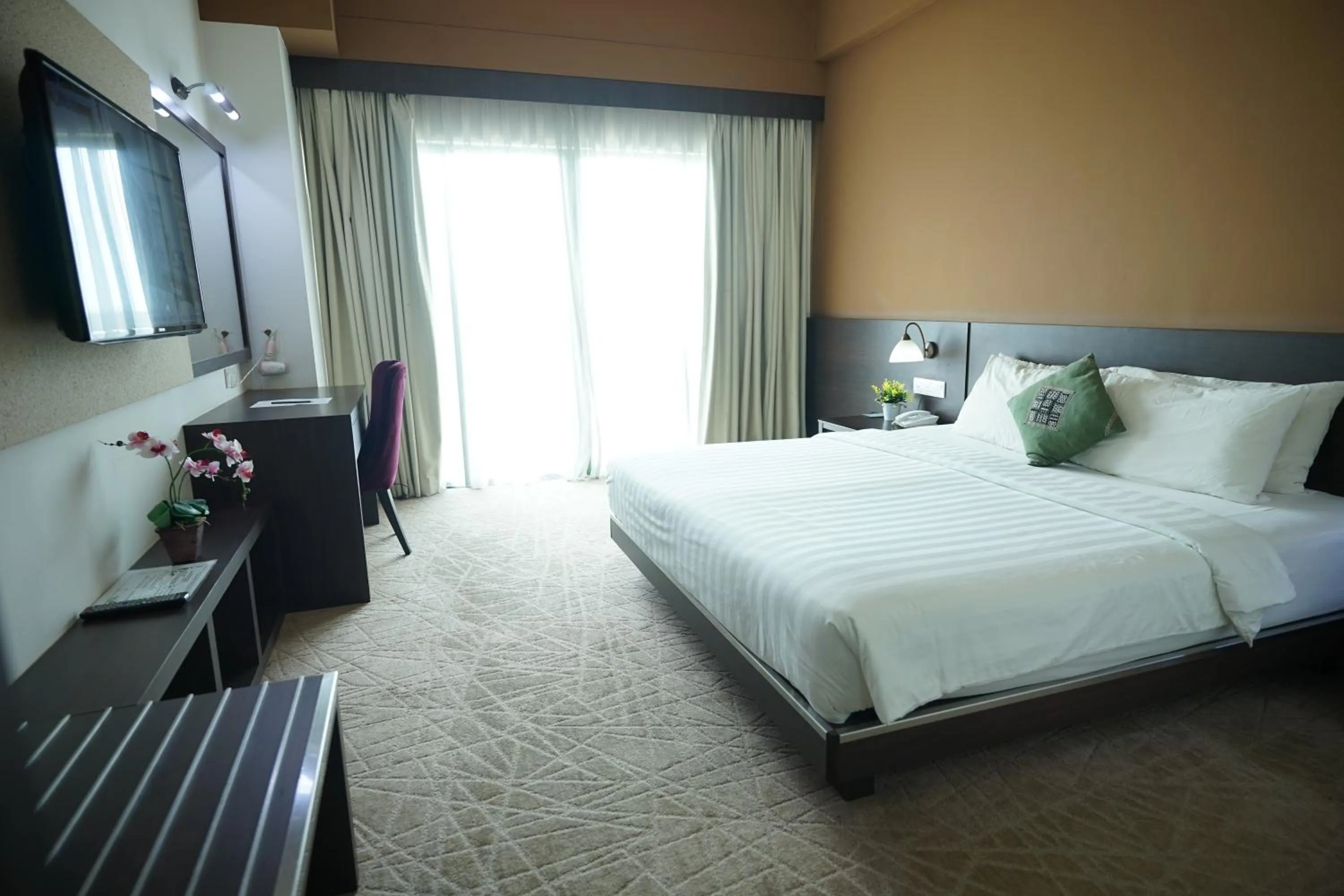 Balcony/Terrace, Bed in Swan Garden Hotel