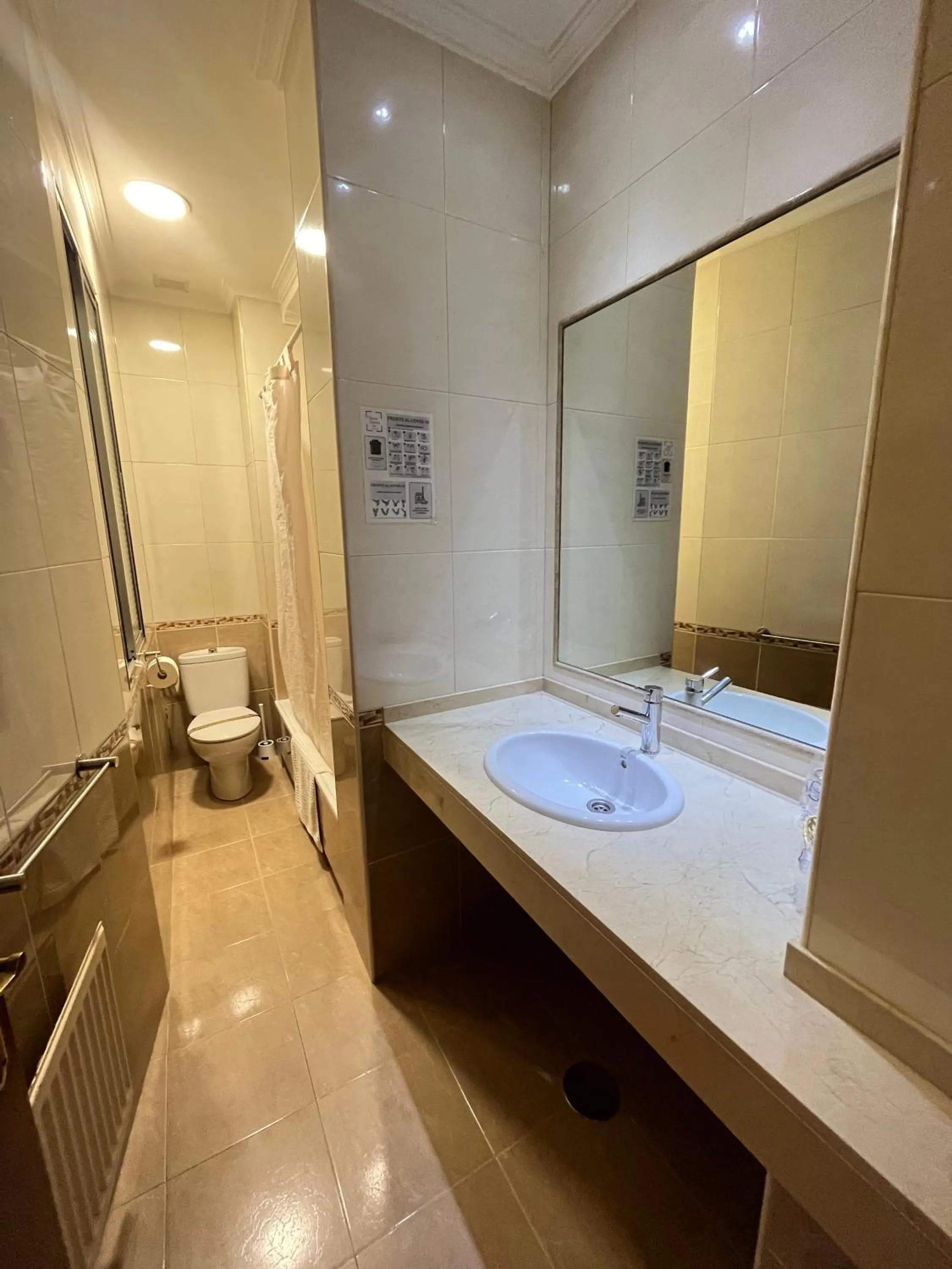 Bathroom in Hostal Edreira