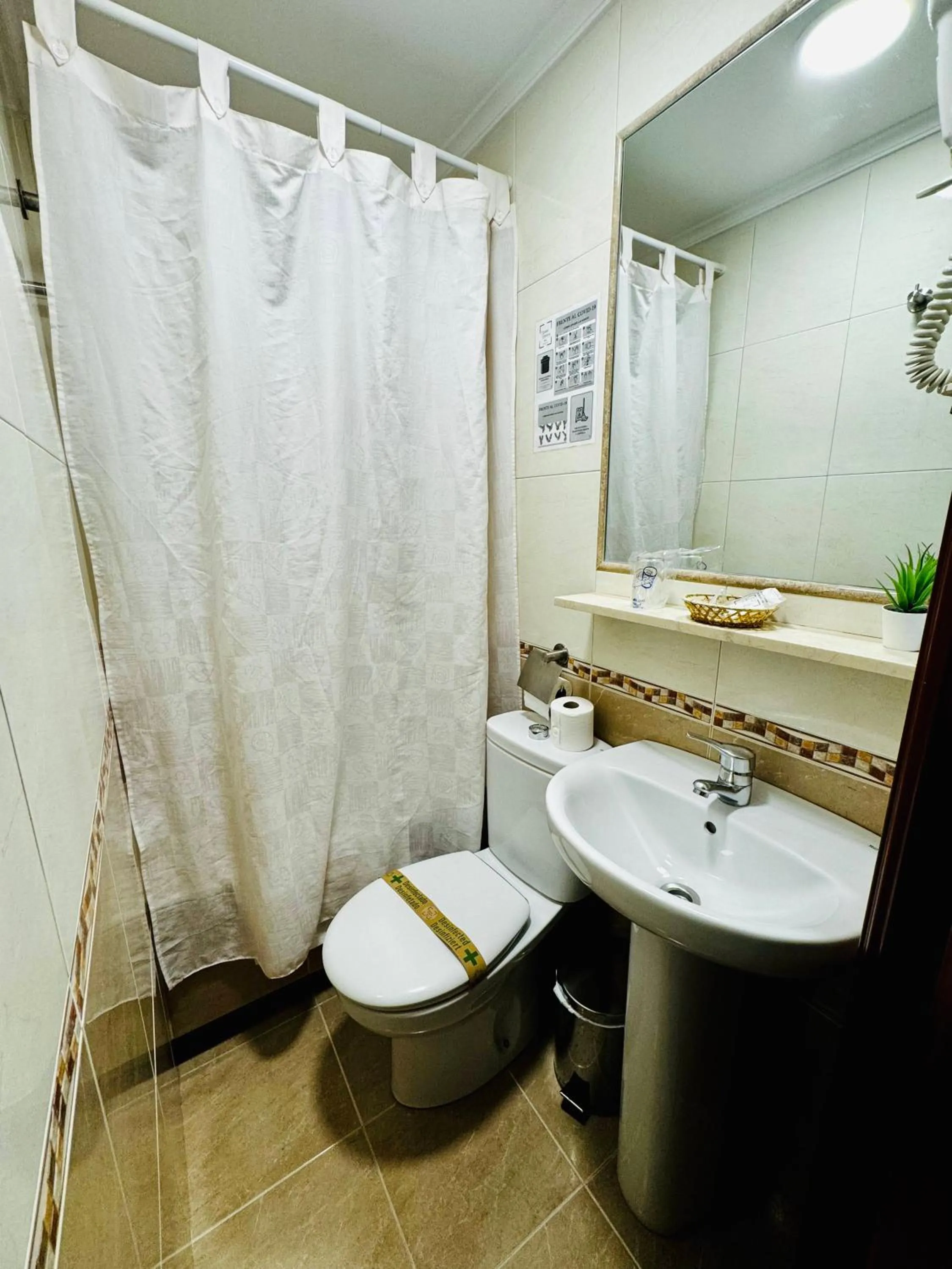 Bathroom in Hostal Edreira