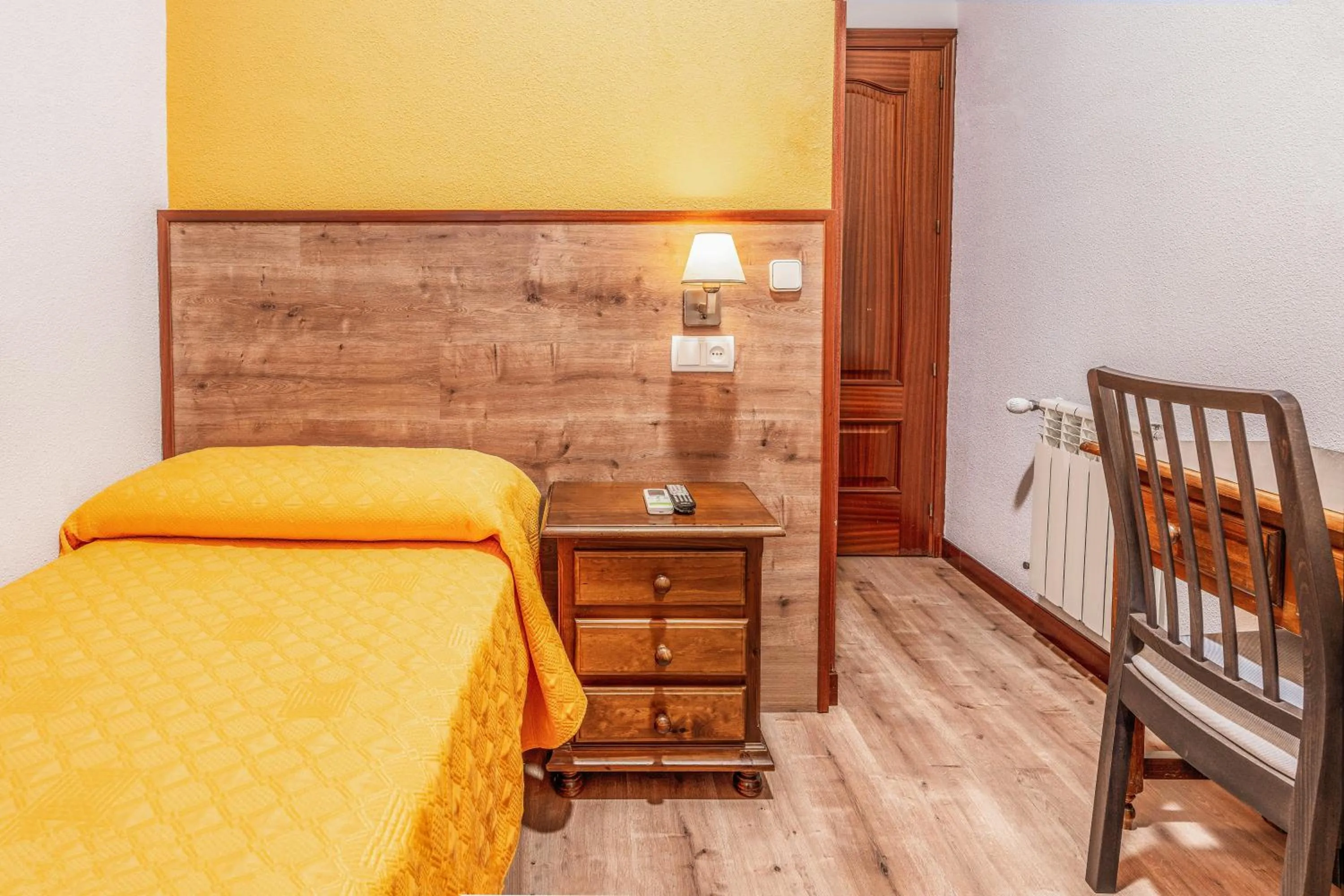 TV and multimedia, Bed in Hostal Edreira