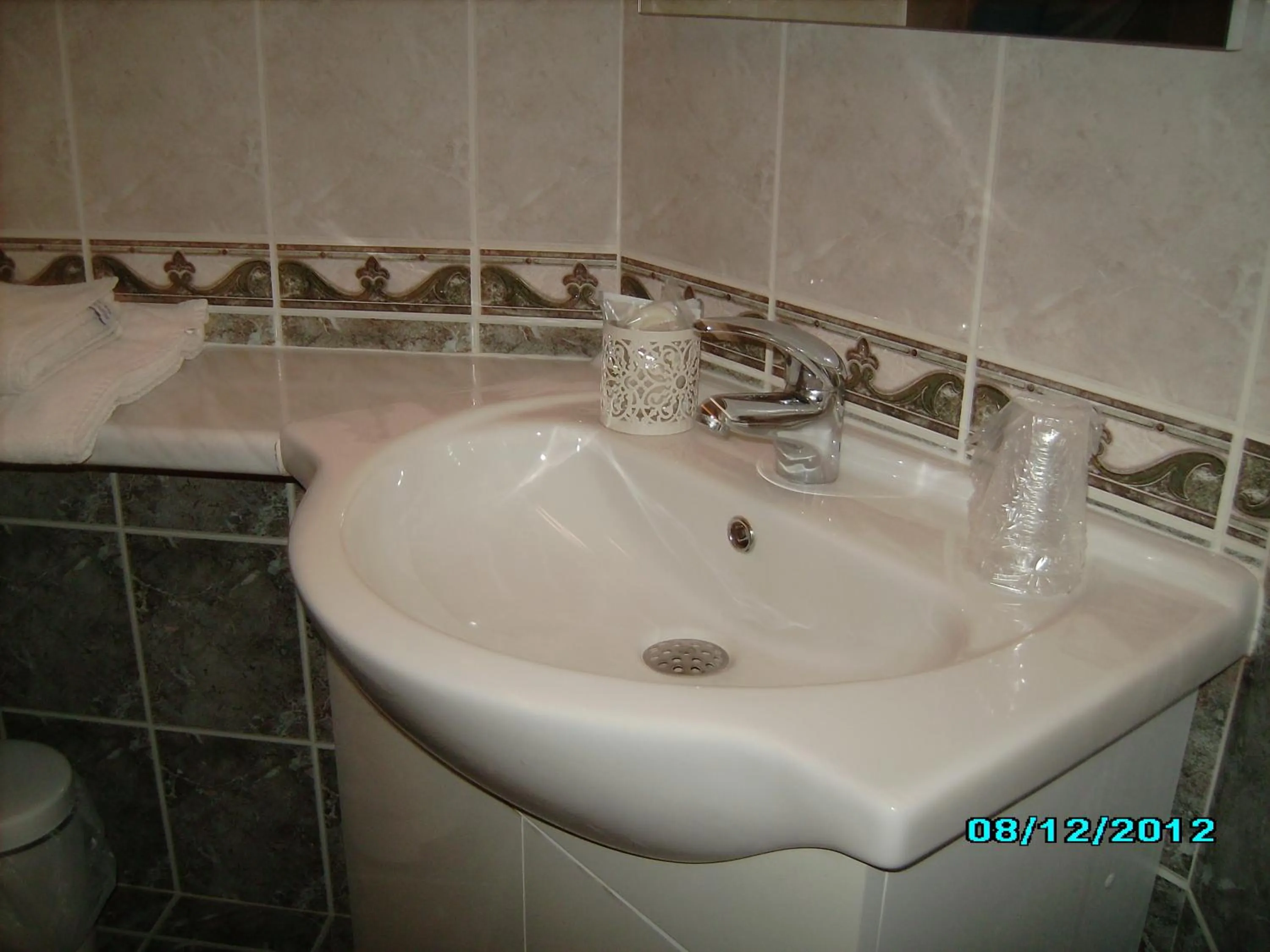 Bathroom in Terroir et Tradition A La Ducasse