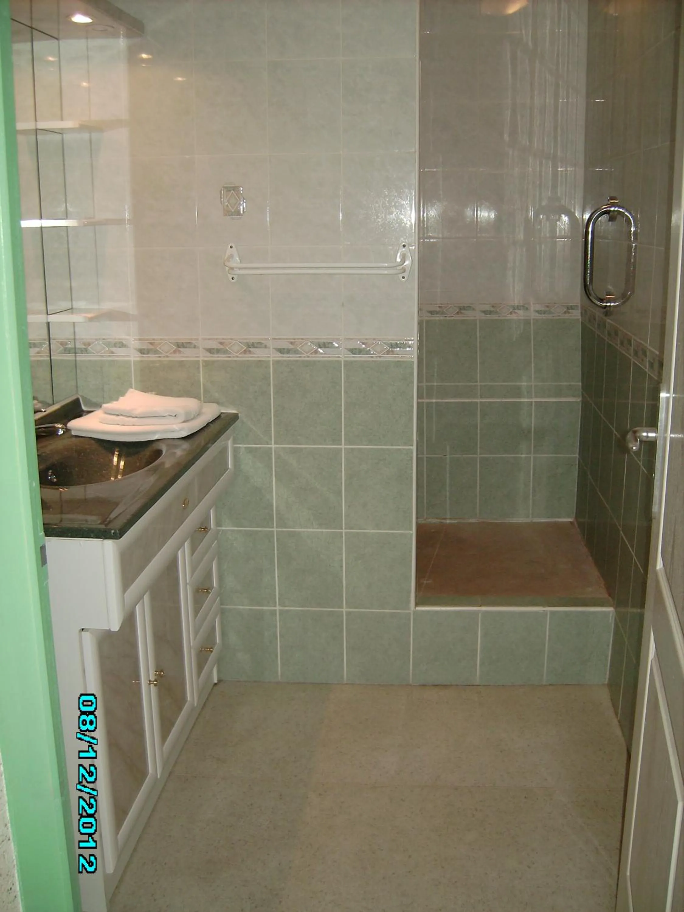 Bathroom in Terroir et Tradition A La Ducasse