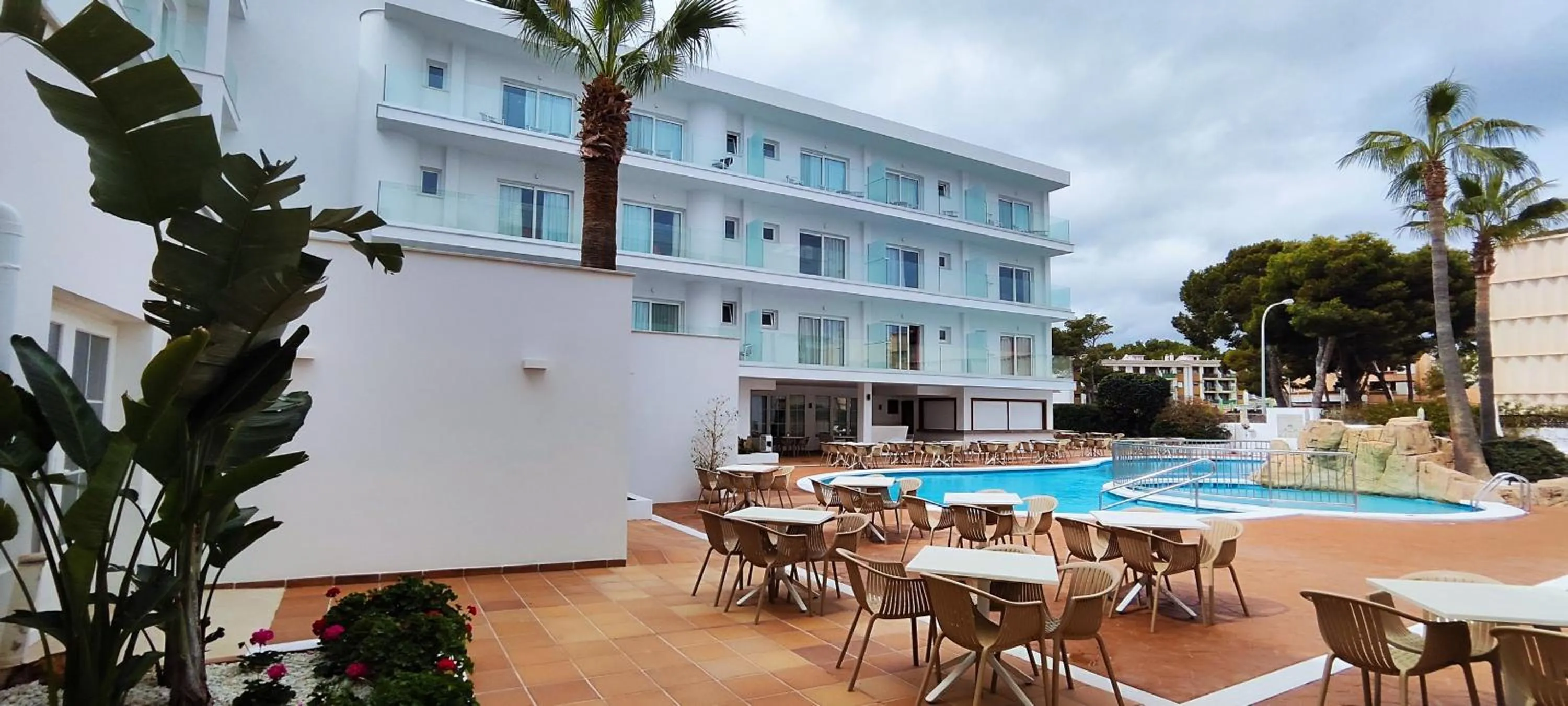 Swimming pool in Hotel Capricho