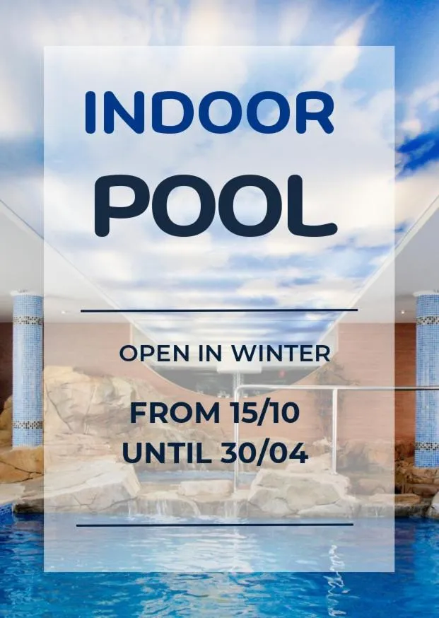 Swimming pool in Hotel Capricho