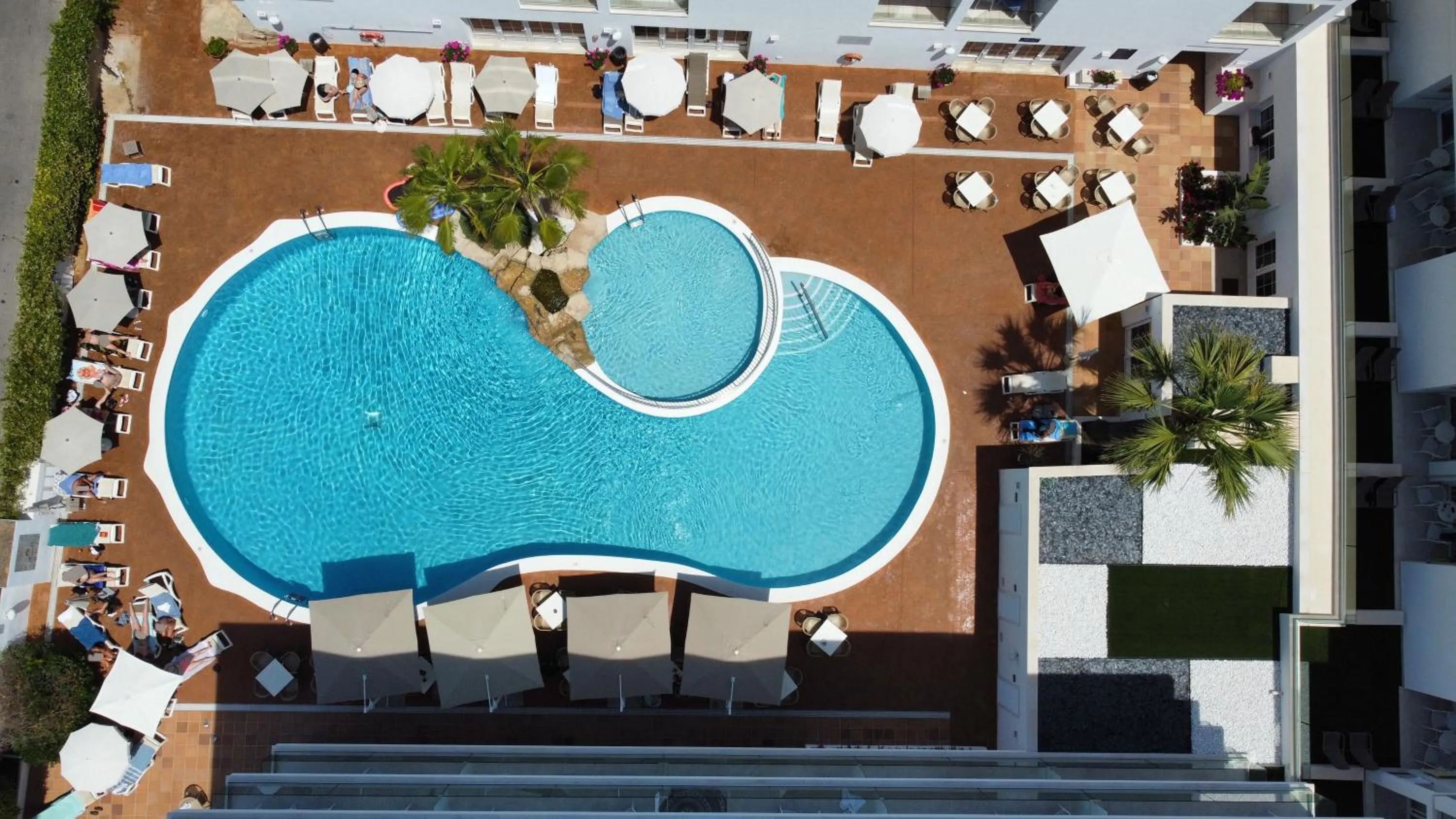 Swimming pool in Hotel Capricho