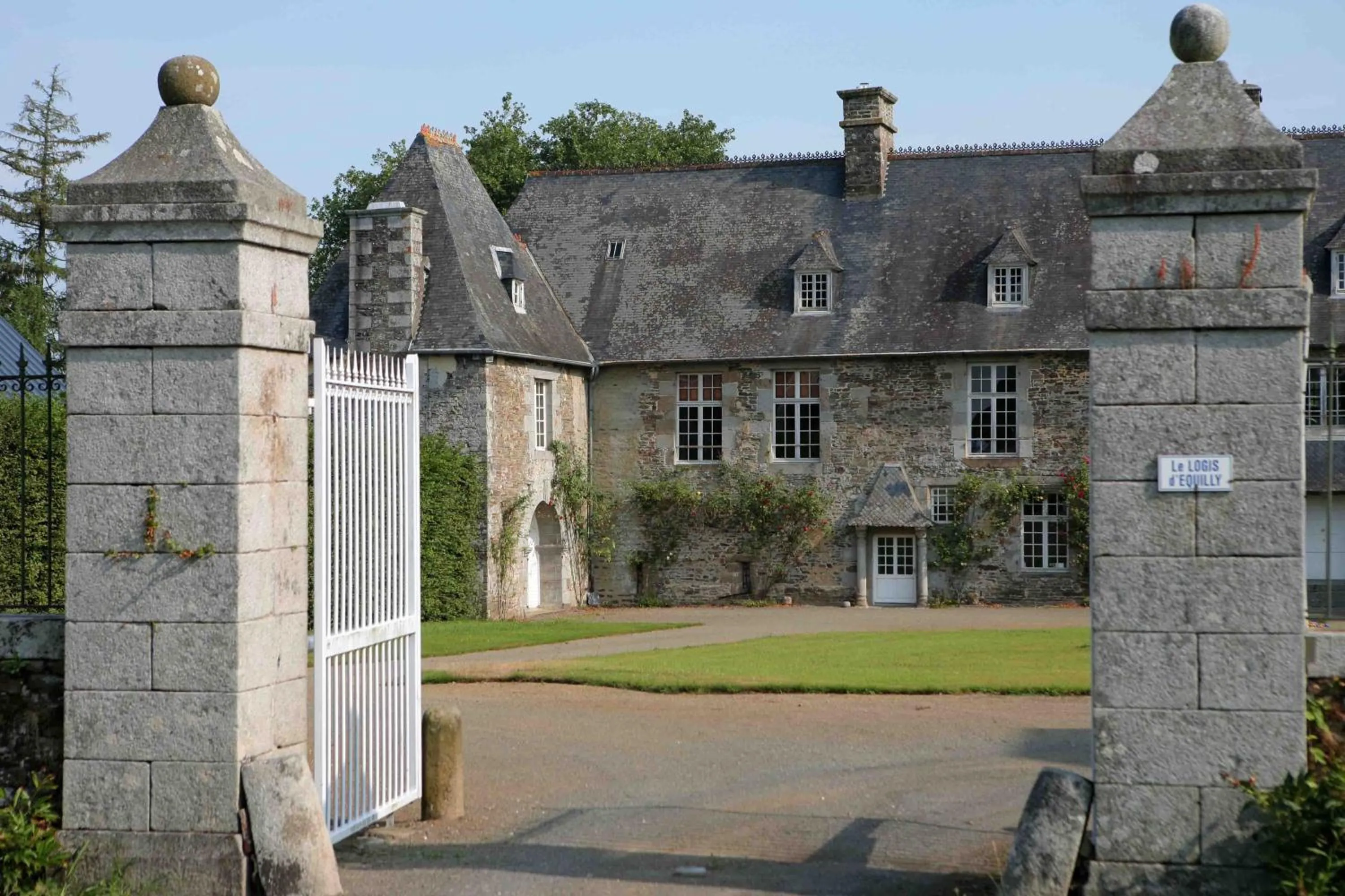 Facade/entrance in Le Logis d'Equilly