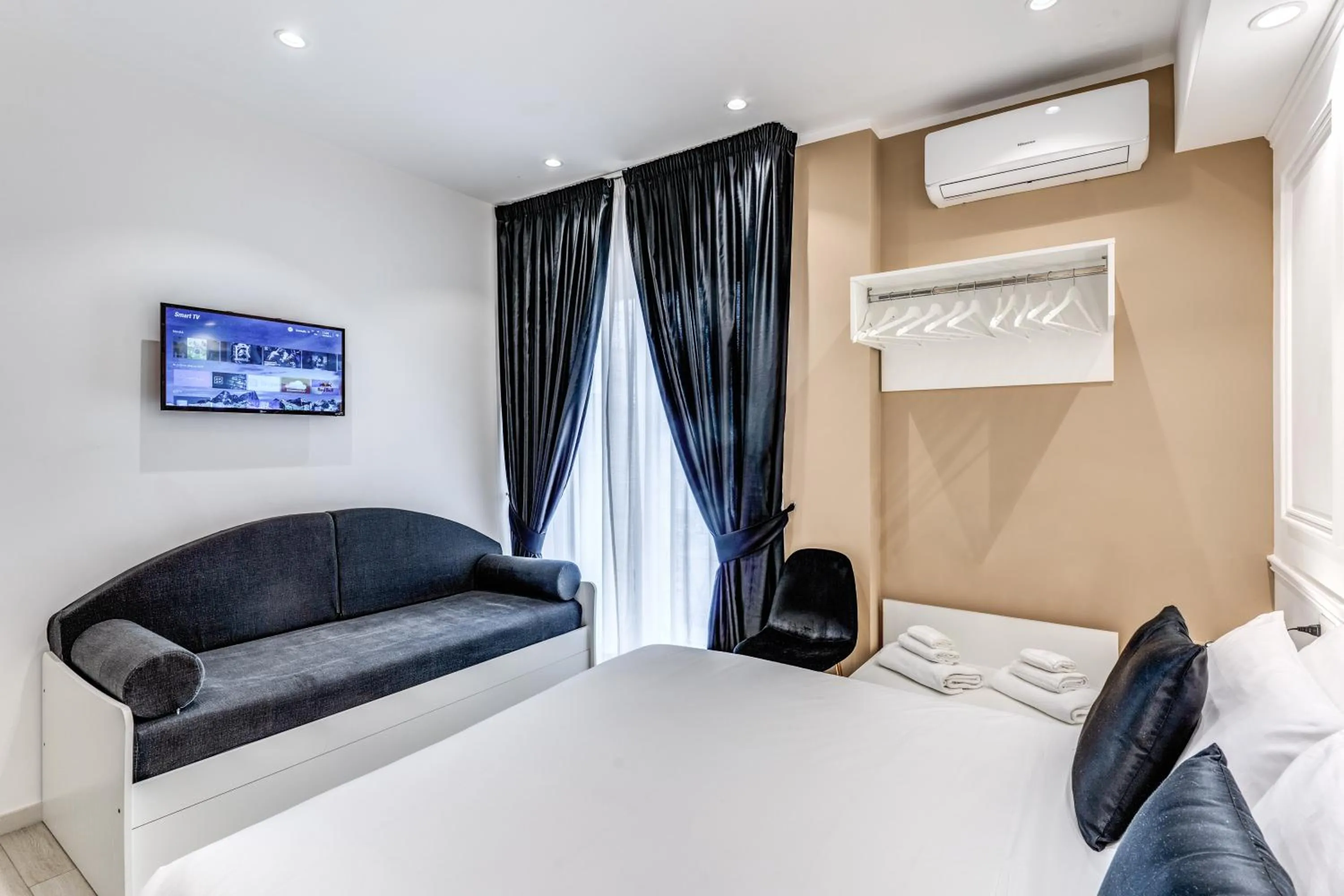 Bedroom, Bed in RAGGIO DI SOLE - ATAROOMS Collection