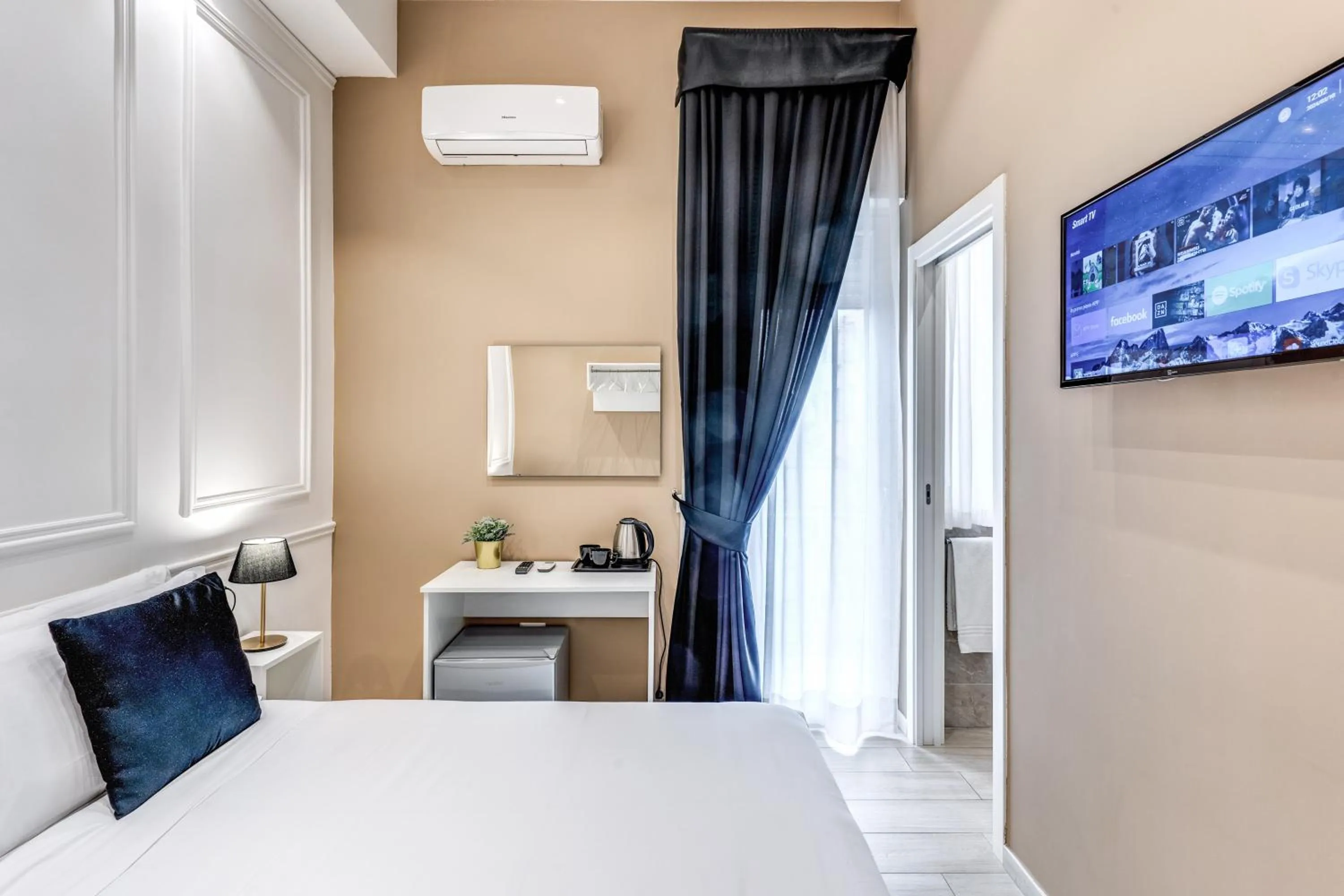 Communal lounge/ TV room, Bed in RAGGIO DI SOLE - ATAROOMS Collection