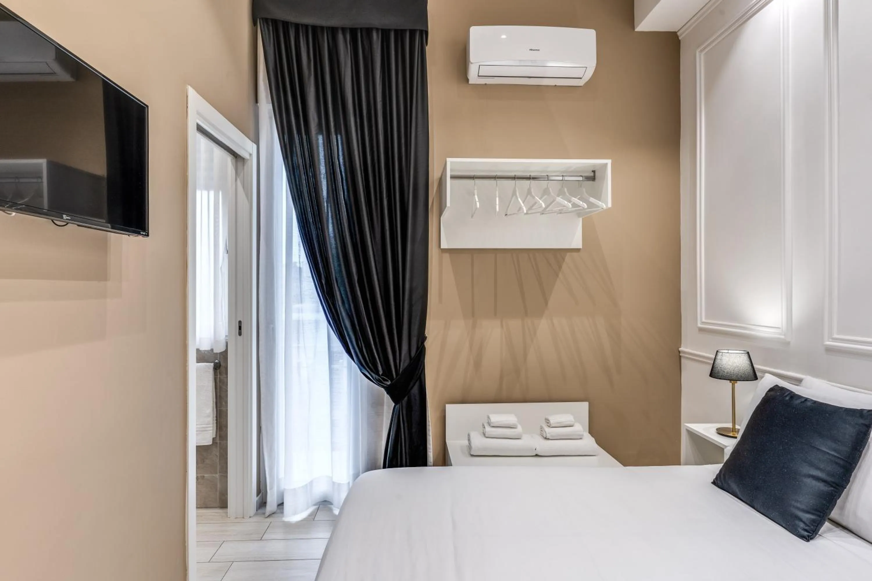 Bedroom, Bed in RAGGIO DI SOLE - ATAROOMS Collection