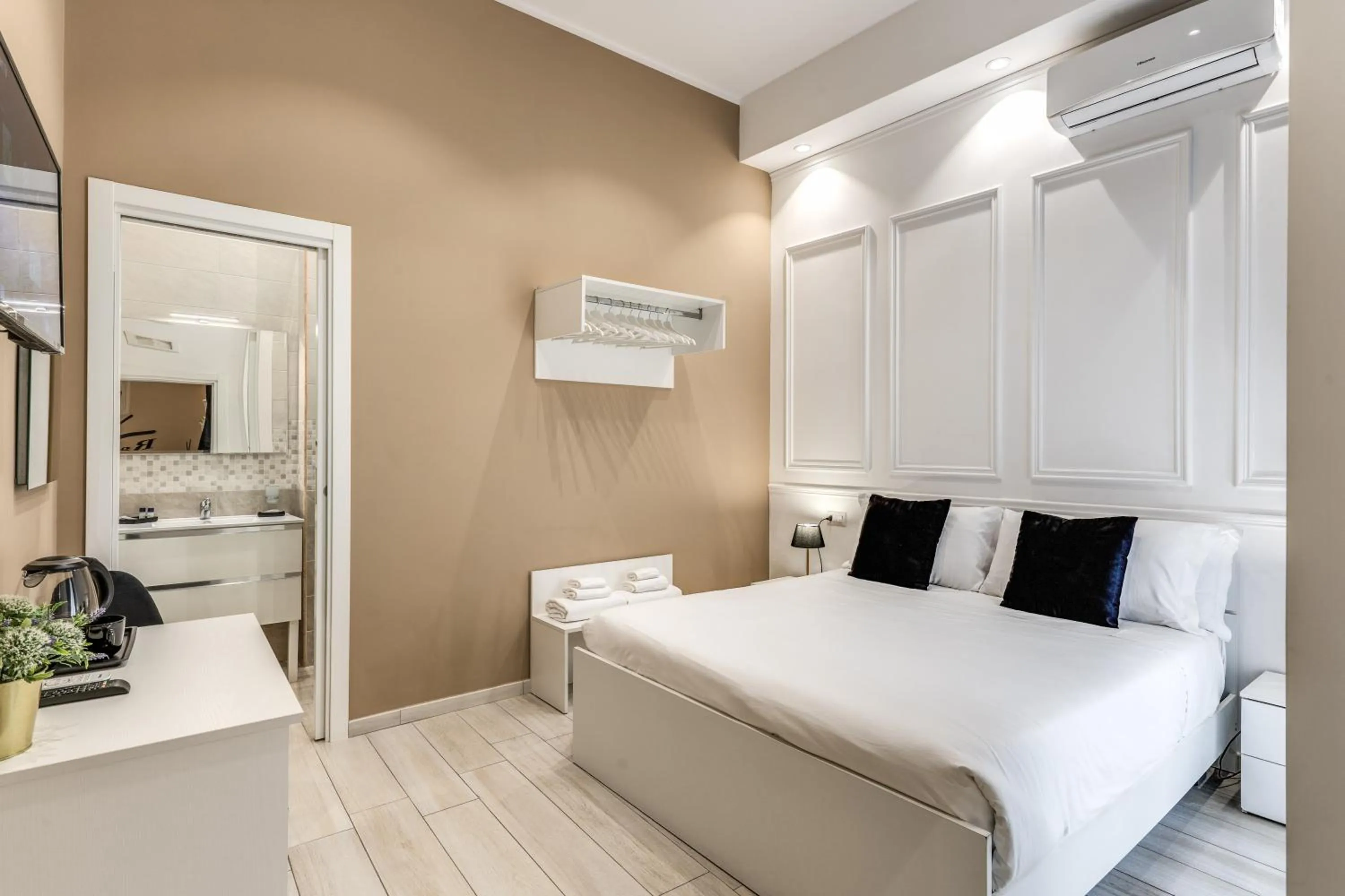 Photo of the whole room, Bed in RAGGIO DI SOLE - ATAROOMS Collection