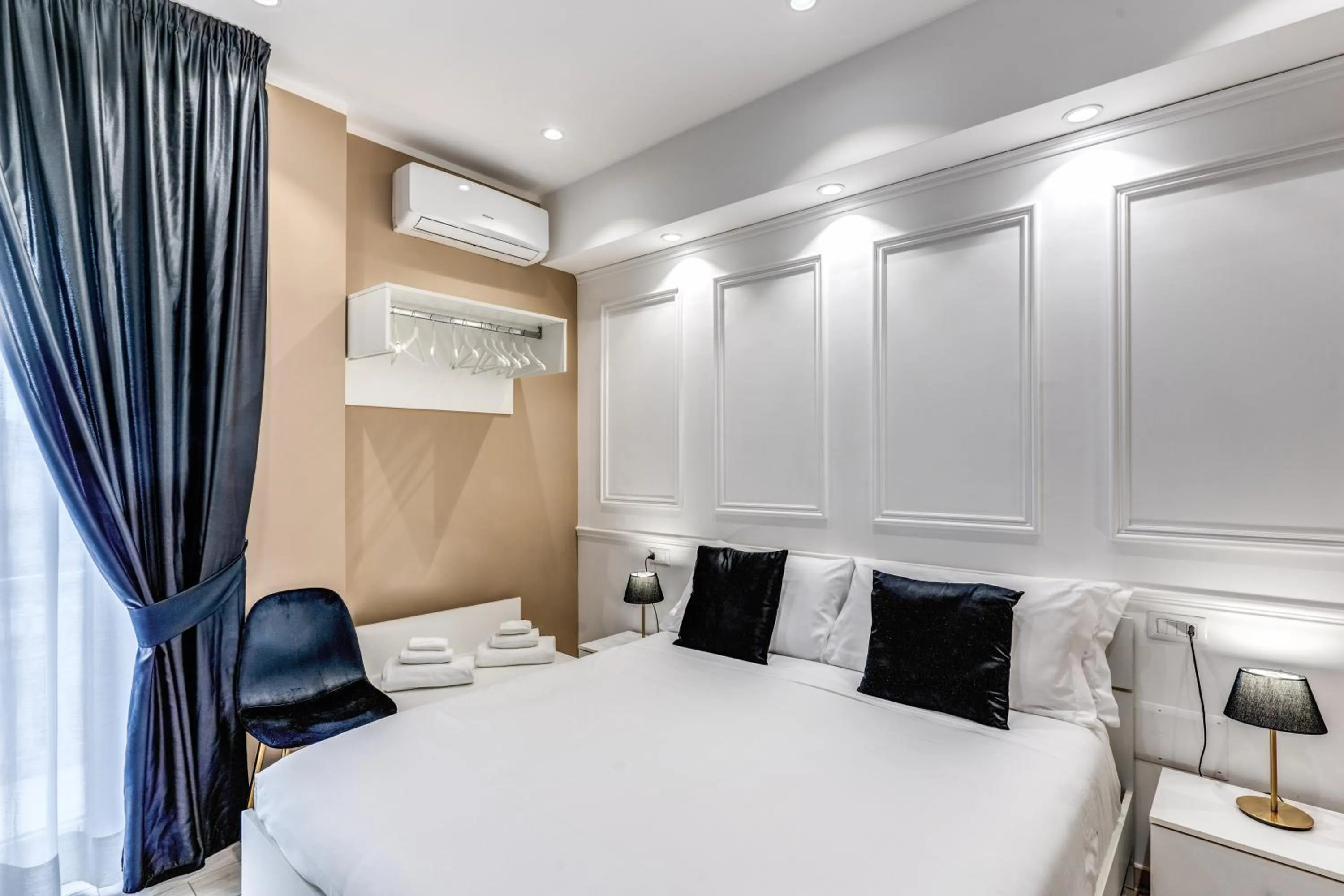 Bed in RAGGIO DI SOLE - ATAROOMS Collection