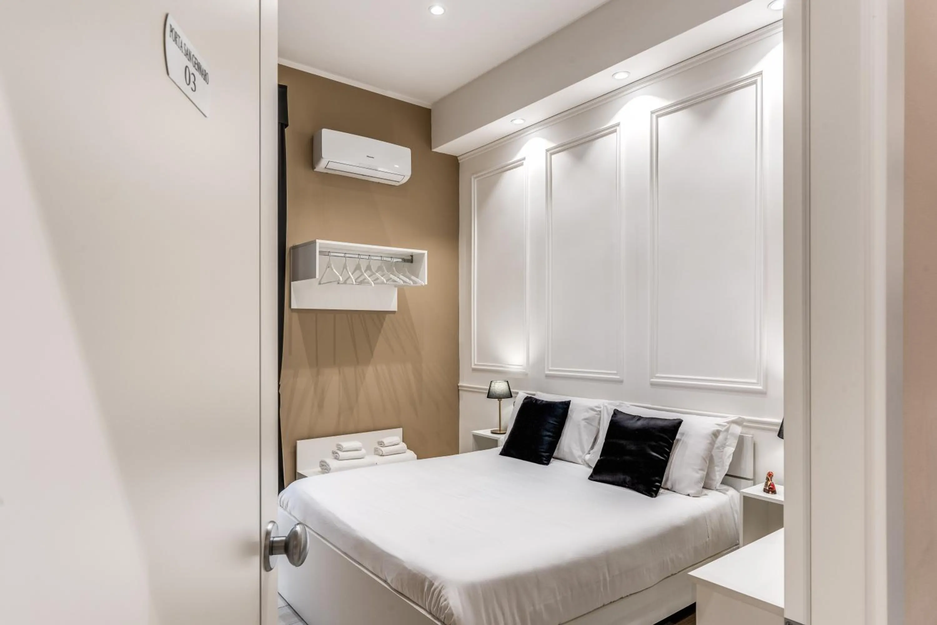 Bedroom, Bed in RAGGIO DI SOLE - ATAROOMS Collection