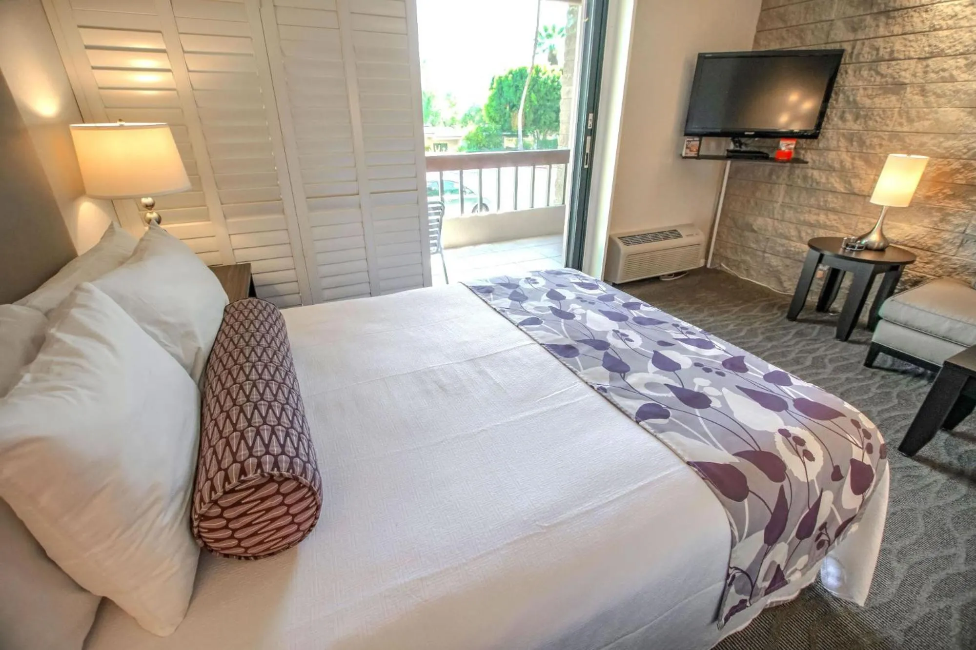 Bed in Palm Springs Tennis Club