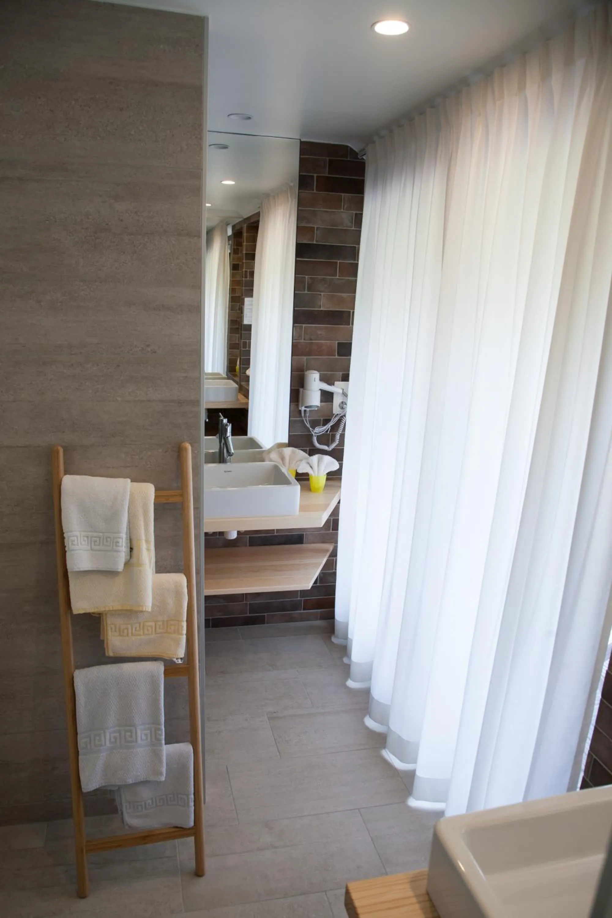 Bathroom, Bed in Hostellerie Les Bagenelles