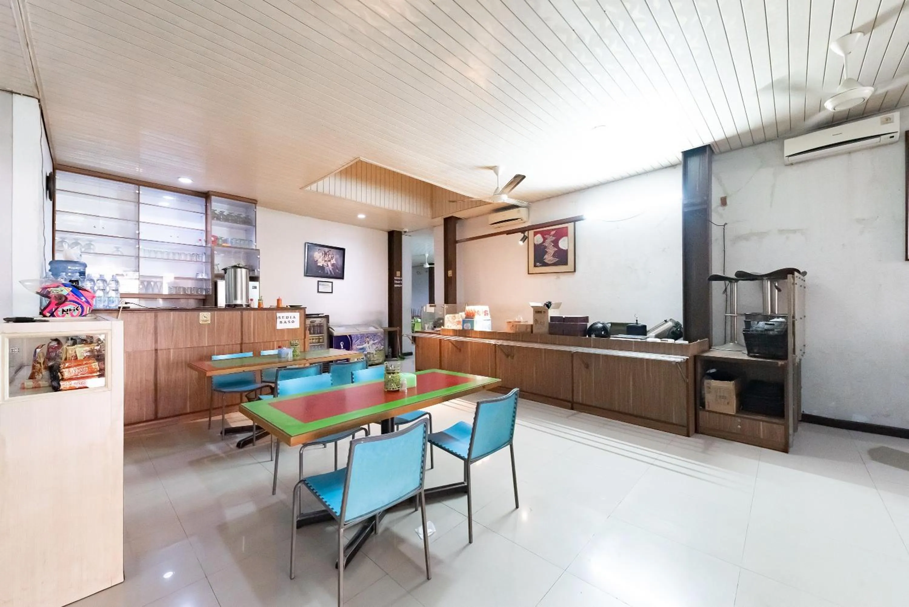 Seating area in RedDoorz near Pasar Baru Bandung