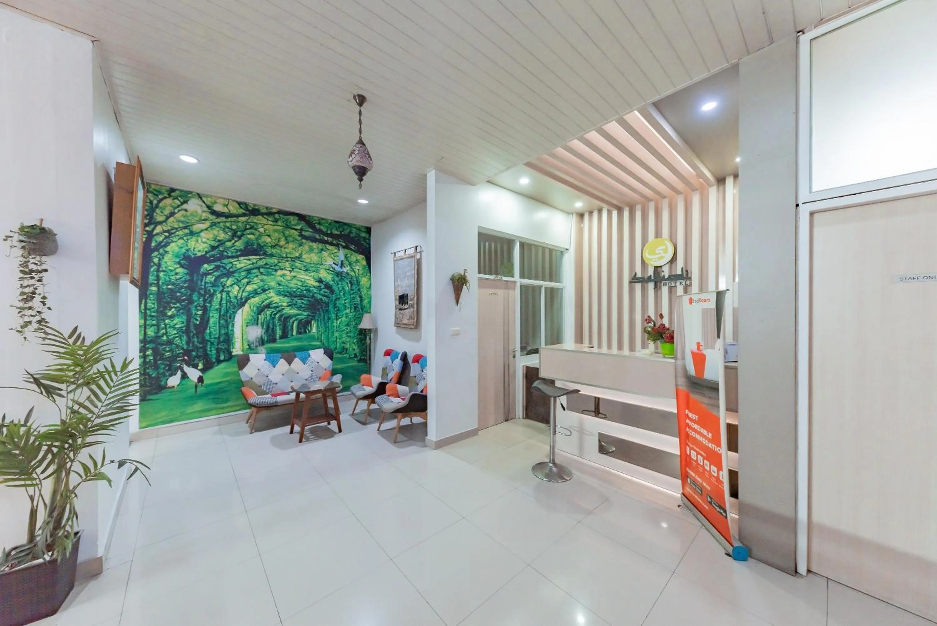 Lobby or reception in RedDoorz near Pasar Baru Bandung