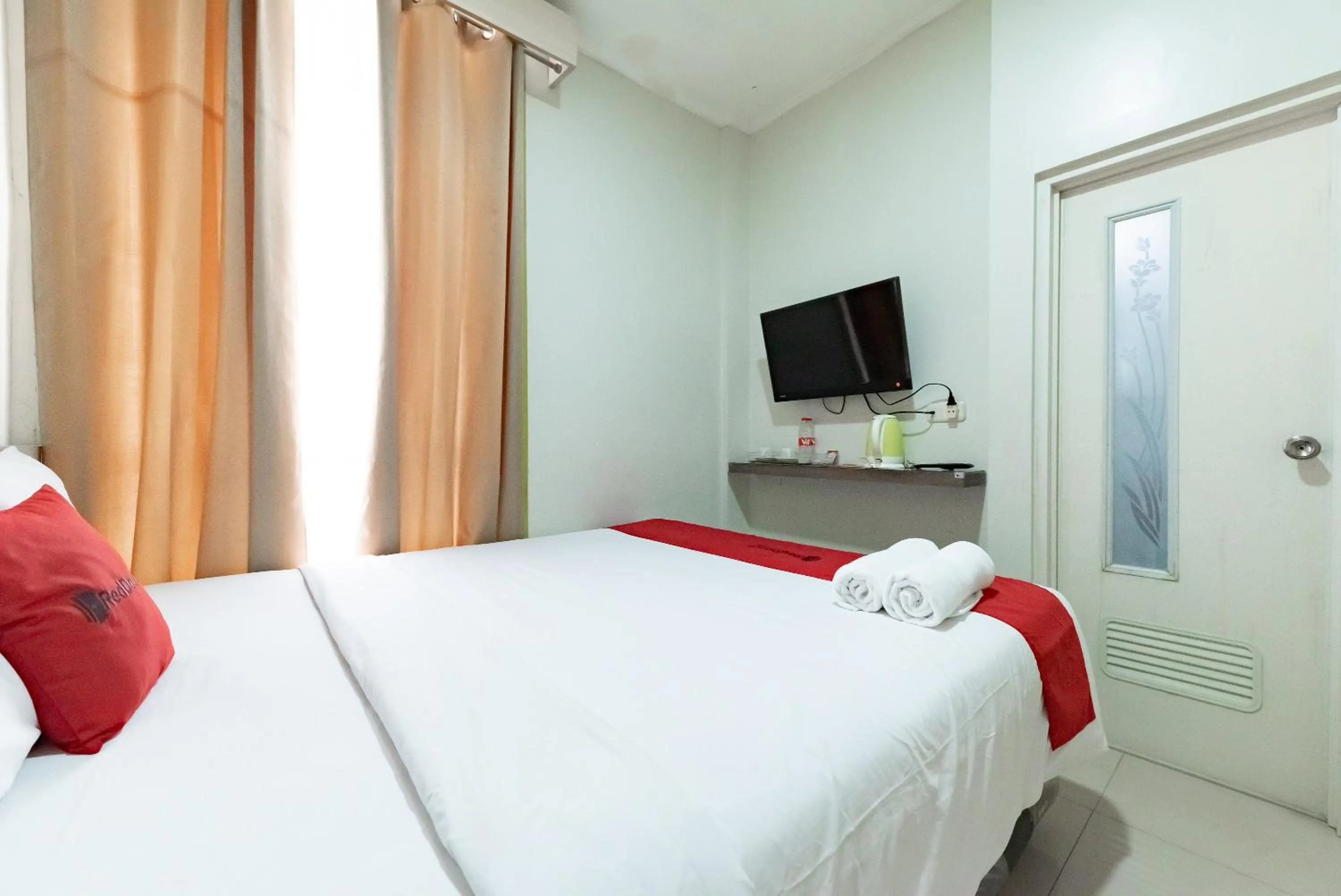 Bed in RedDoorz near Pasar Baru Bandung