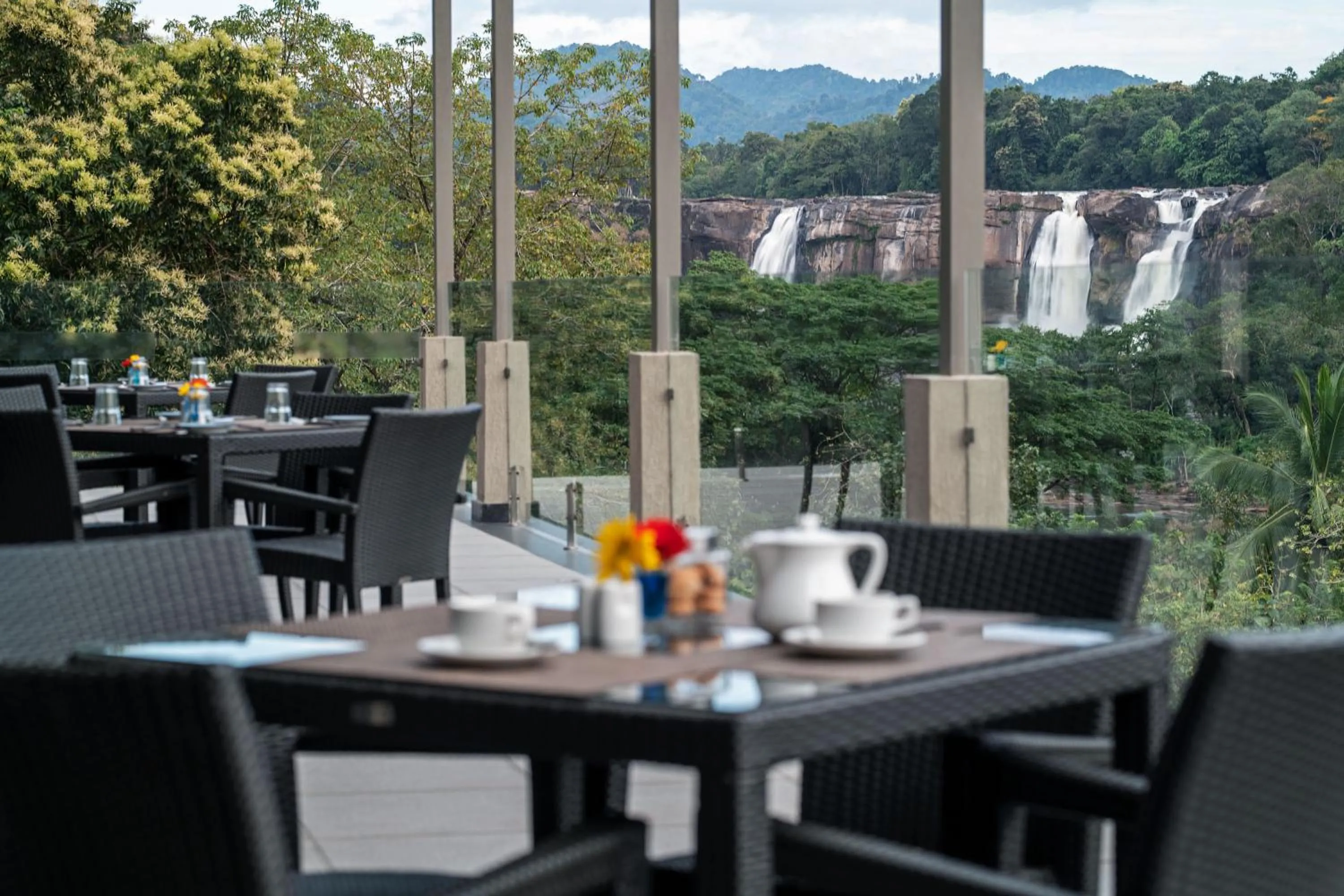 Restaurant/places to eat in Niraamaya Retreats Samroha Athirappilly