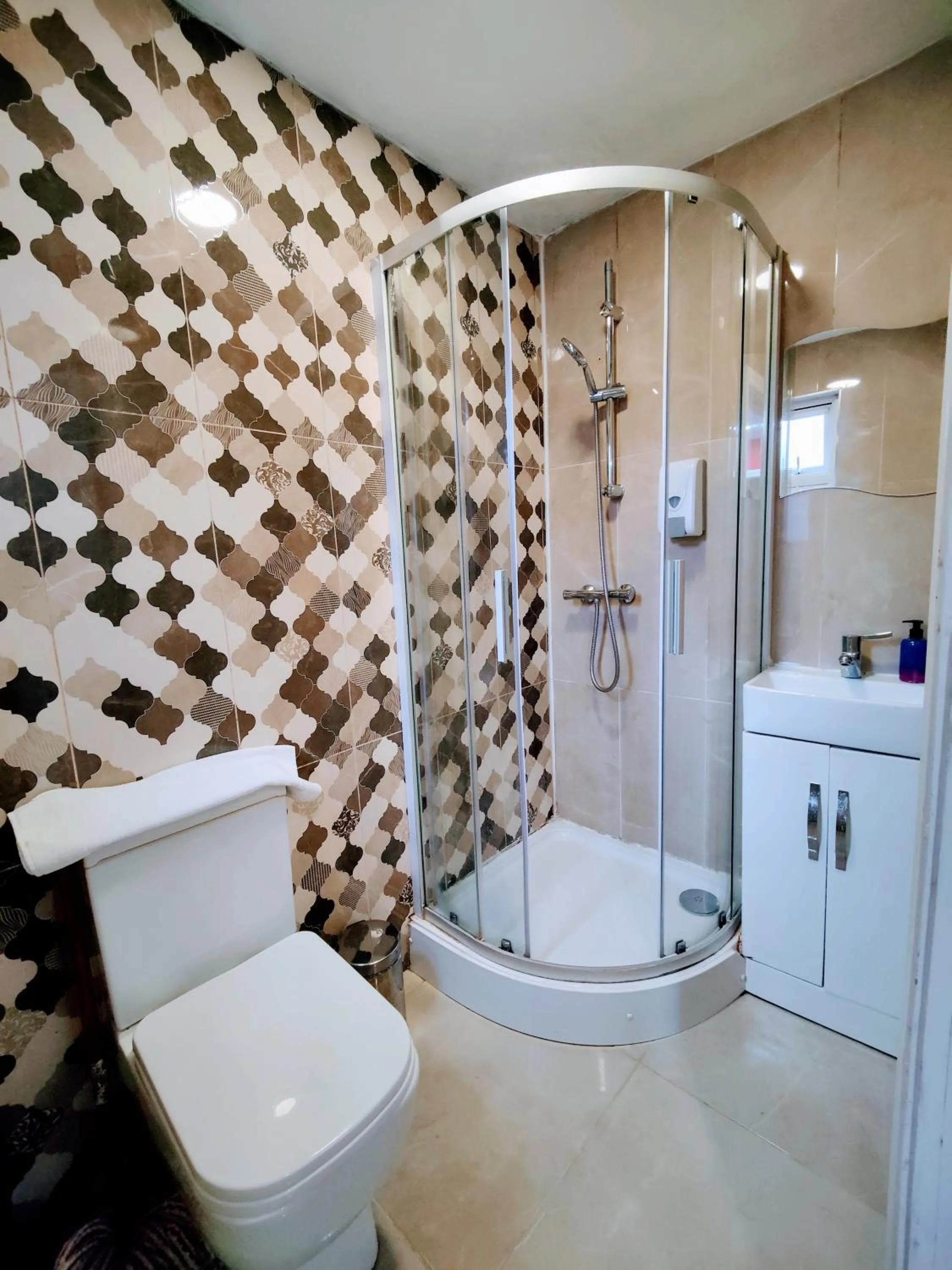 Shower in Wellesley Hotel