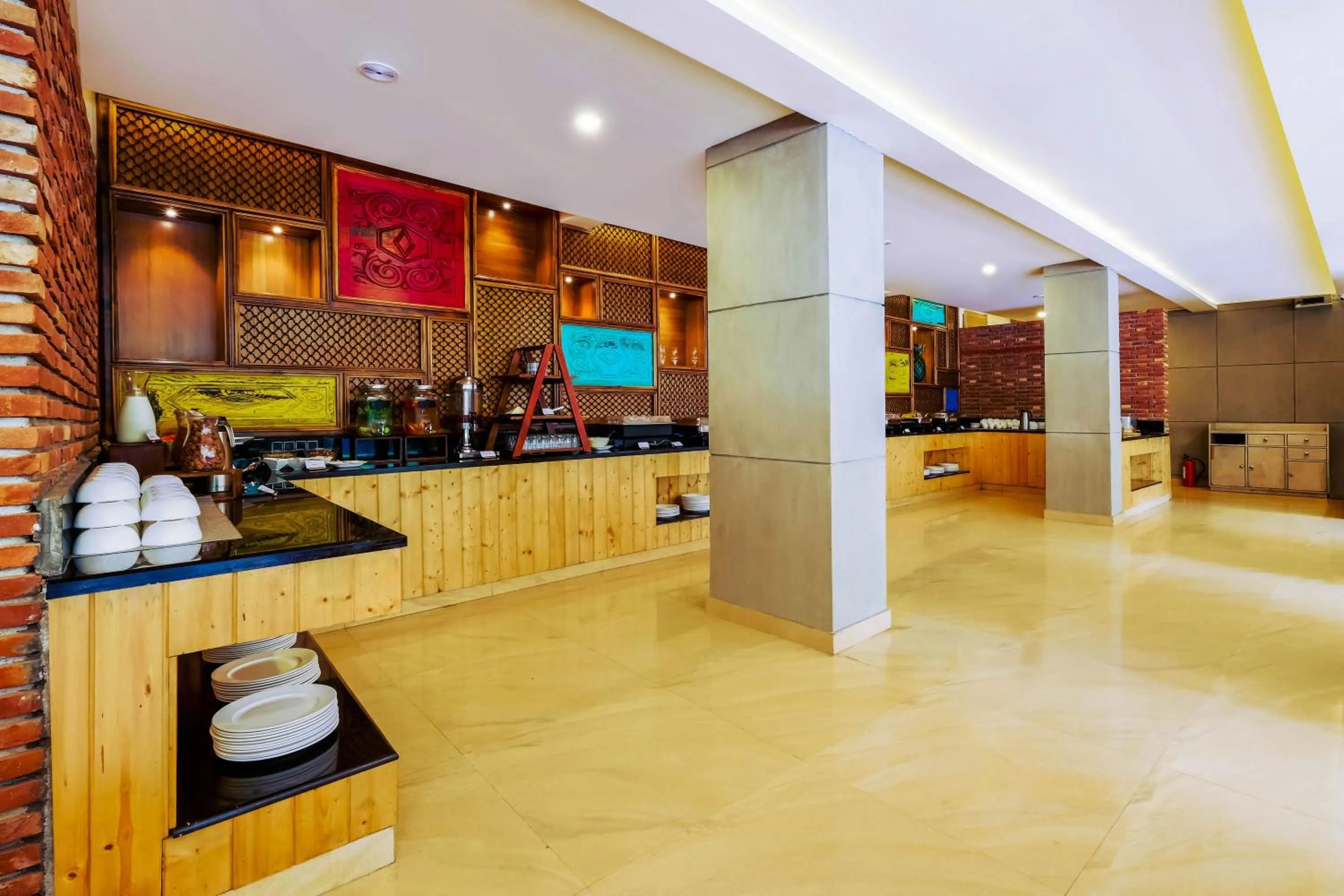 Food and drinks in Summit By The Ganges Beach Resort & Spa