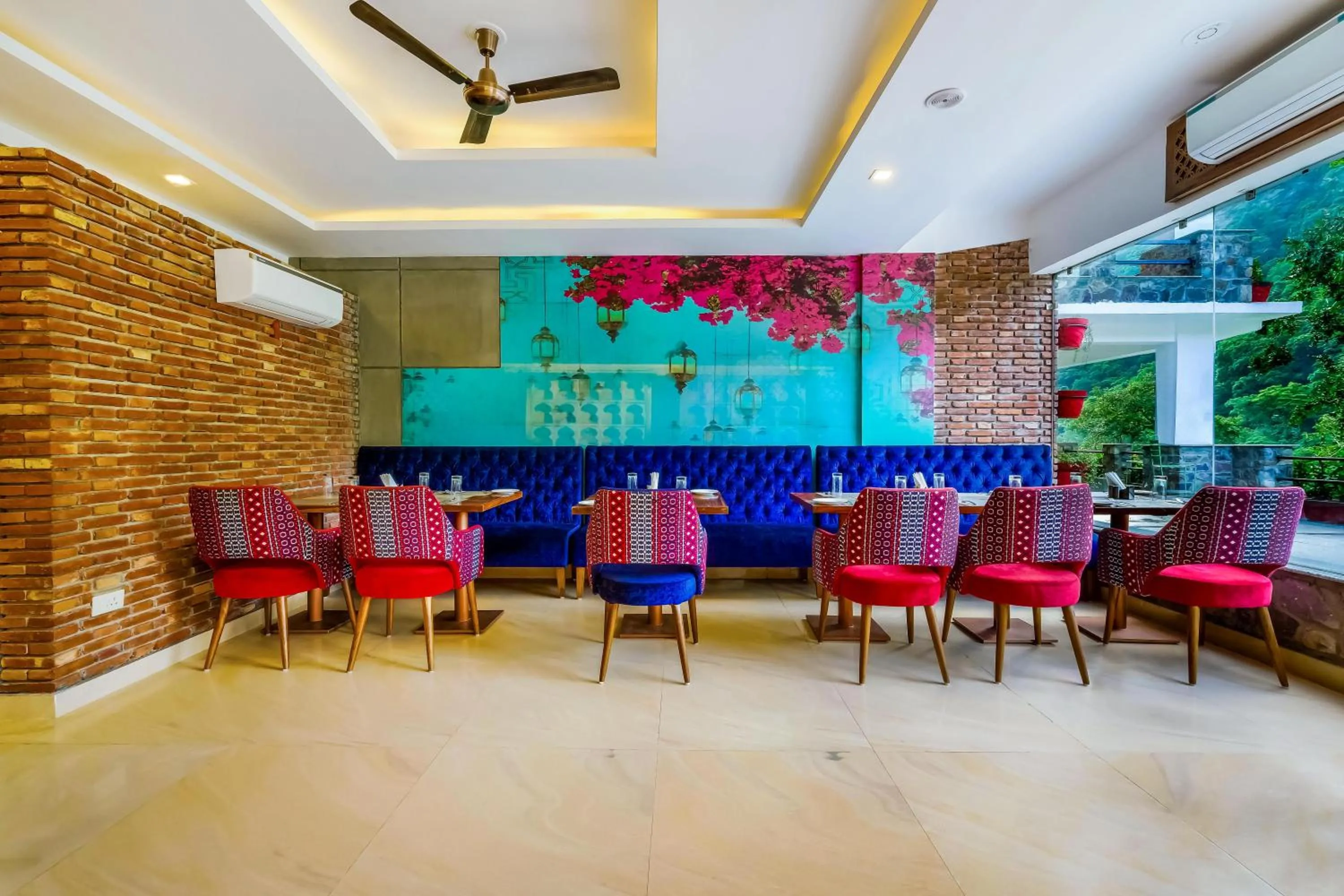 Restaurant/places to eat in Summit By The Ganges Beach Resort & Spa