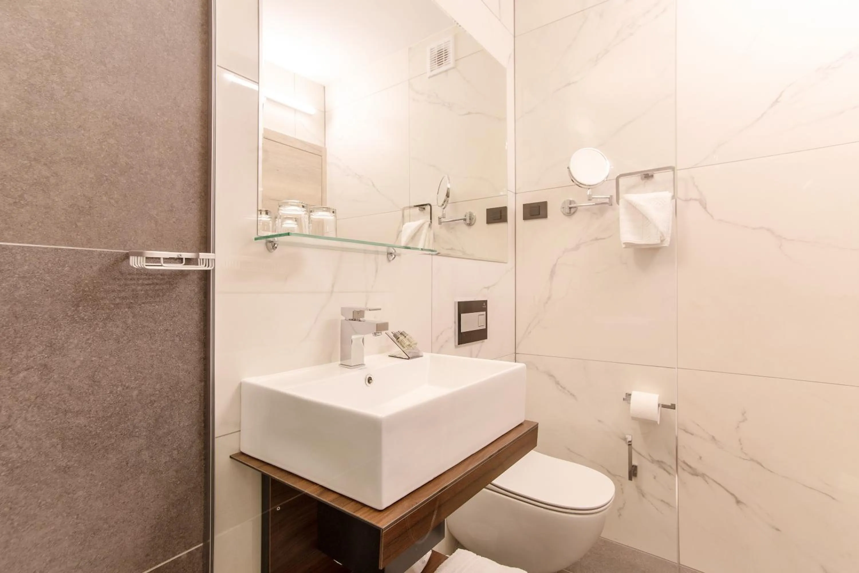 Shower in Hotel Haliaetum - San Simon Resort