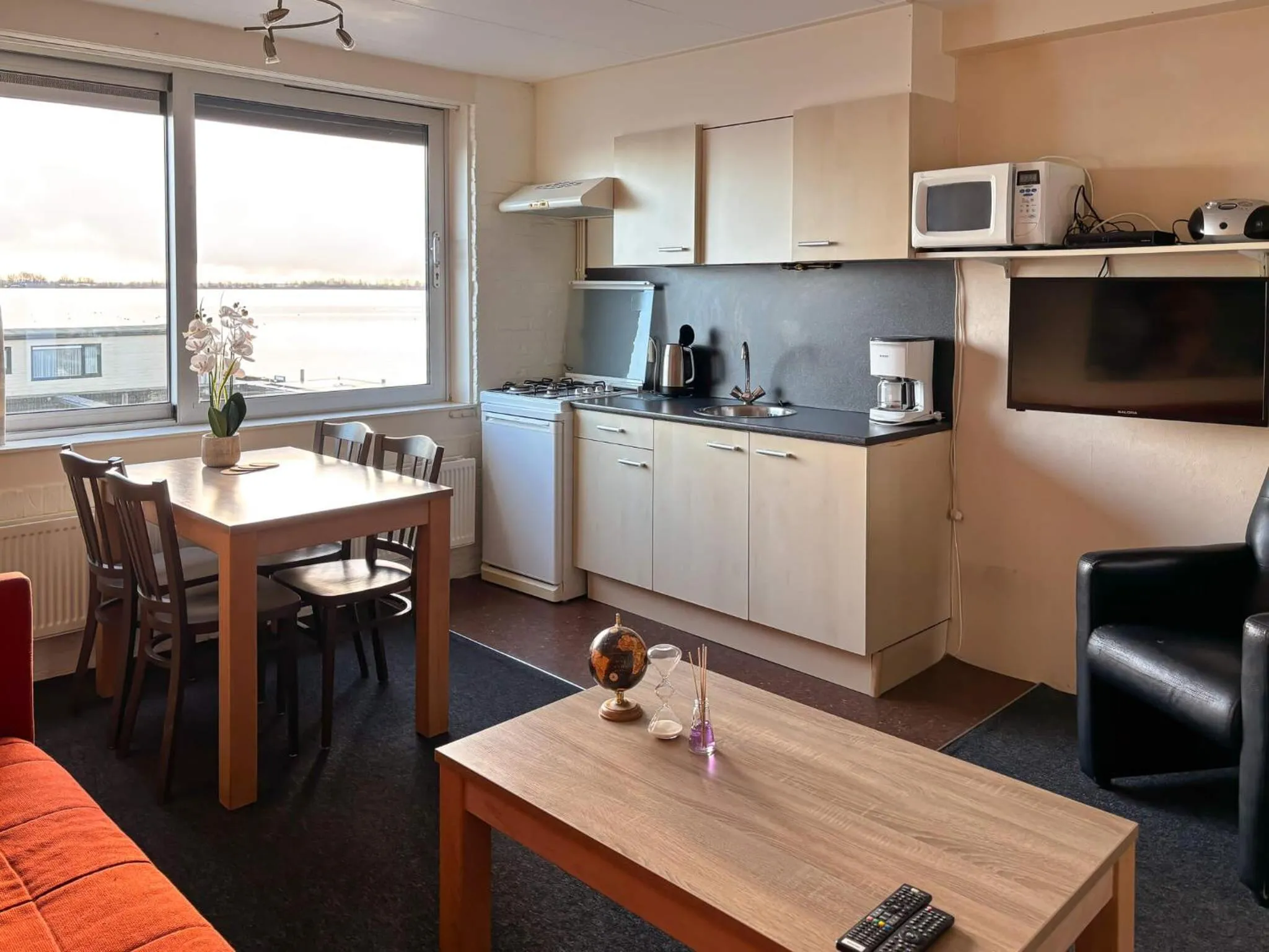 Kitchen or kitchenette in VISSERSLUST Rooms, Apartments and Houseboats