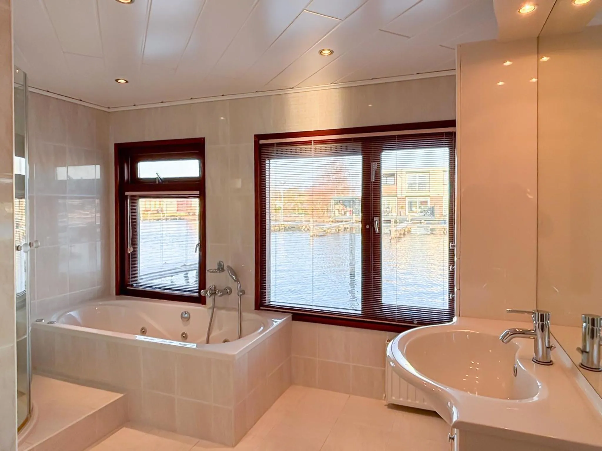 Bathroom in VISSERSLUST Rooms, Apartments and Houseboats