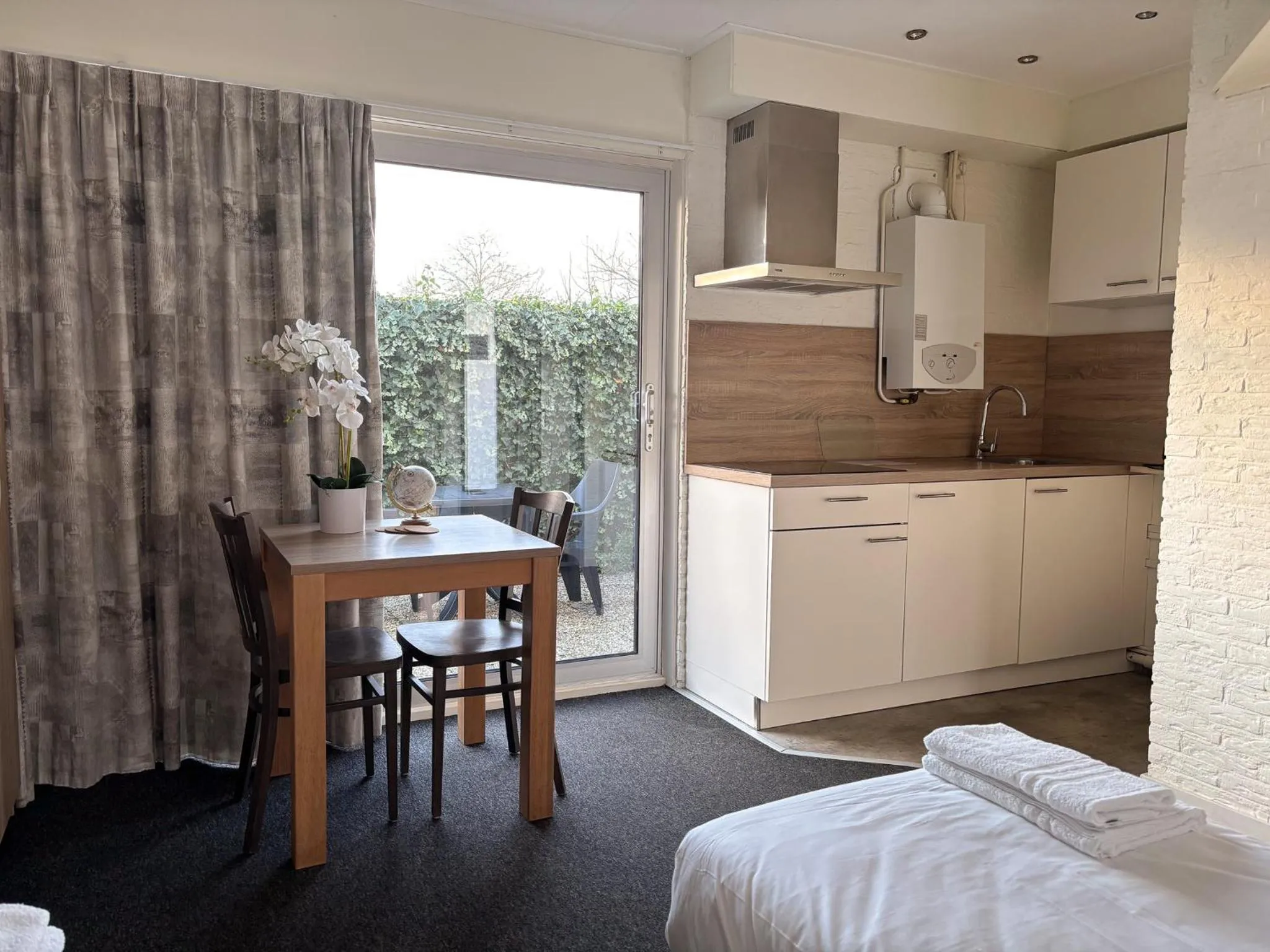 Kitchen or kitchenette, Bed in VISSERSLUST Rooms, Apartments and Houseboats