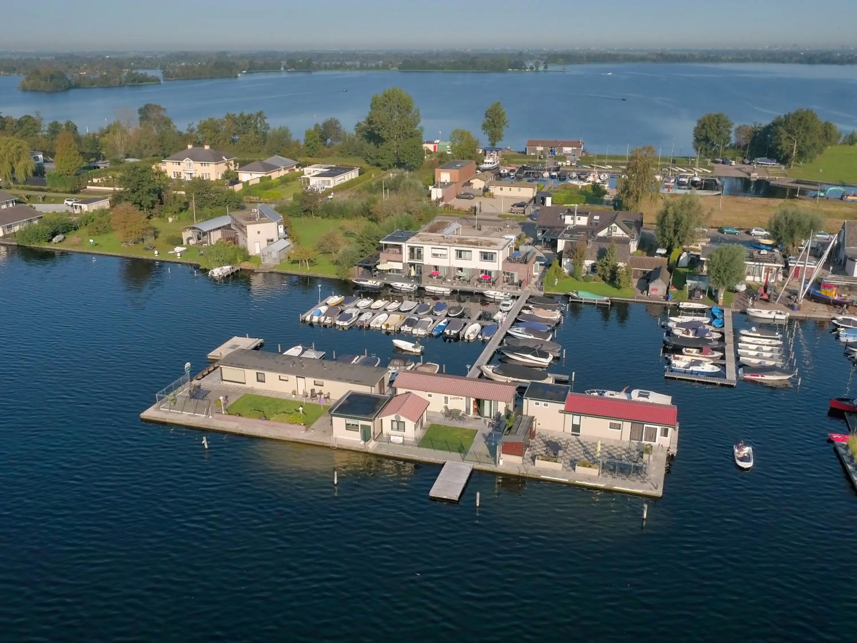 Property building in VISSERSLUST Rooms, Apartments and Houseboats