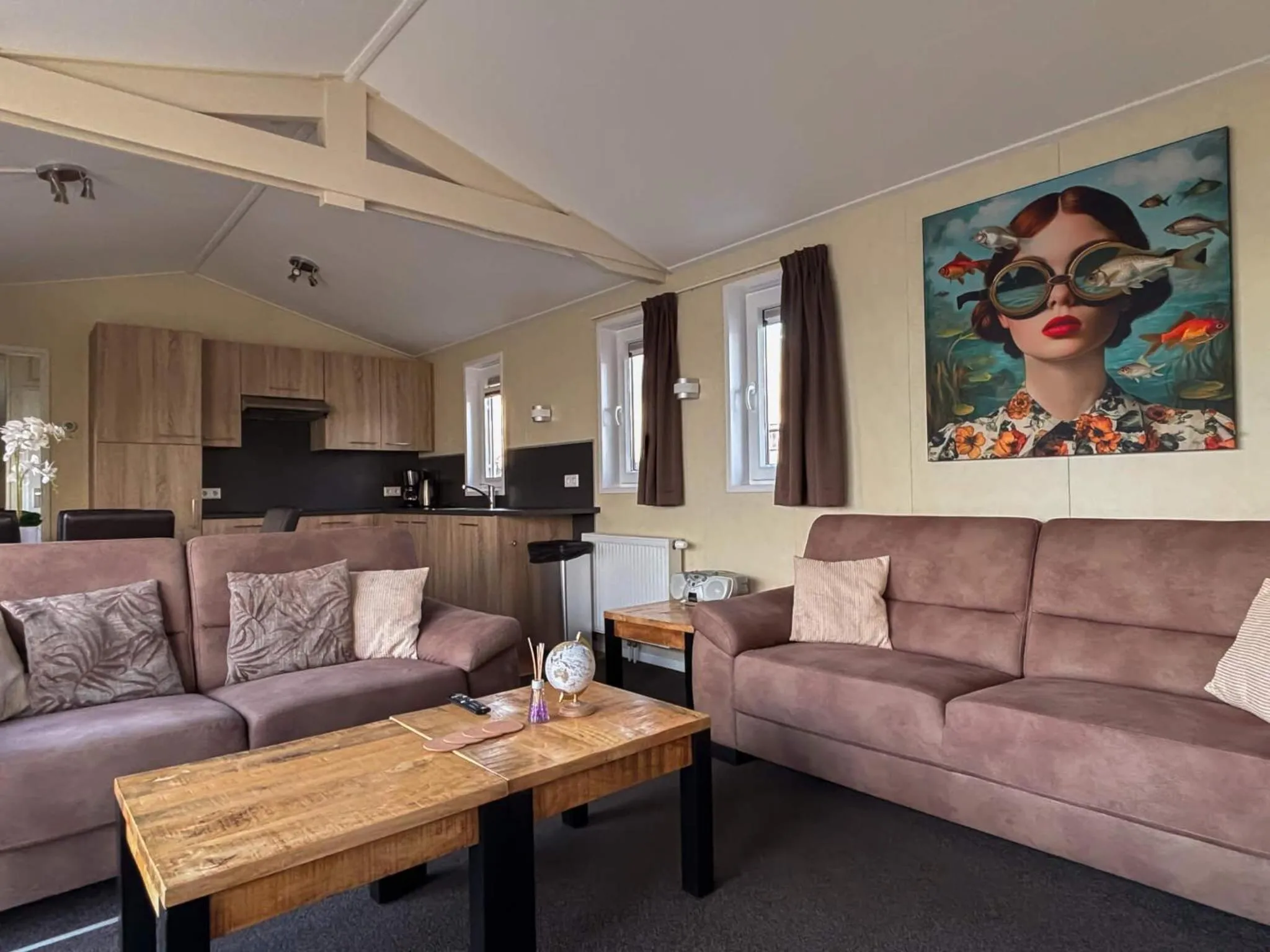 TV and multimedia in VISSERSLUST Rooms, Apartments and Houseboats