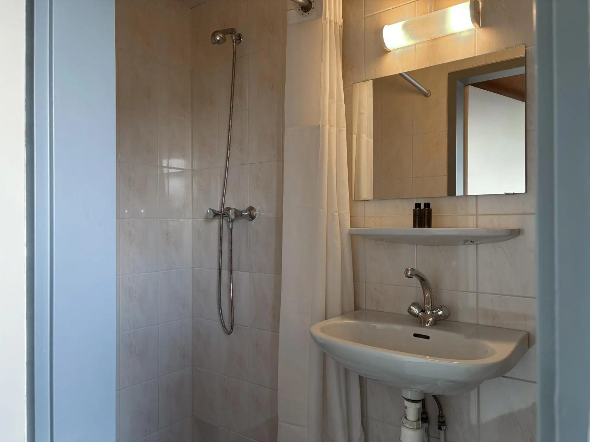 Shower in VISSERSLUST Rooms, Apartments and Houseboats