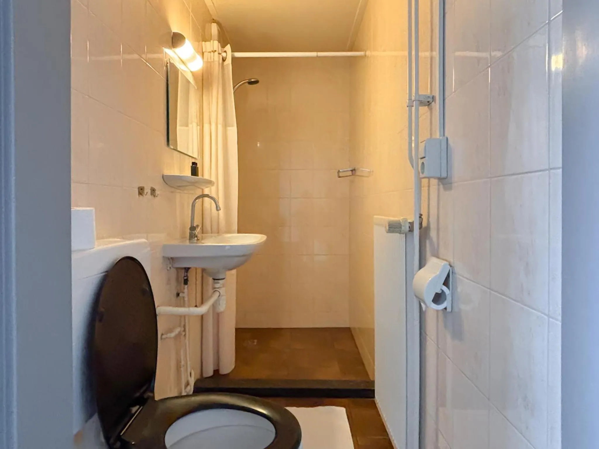 Shower in VISSERSLUST Rooms, Apartments and Houseboats