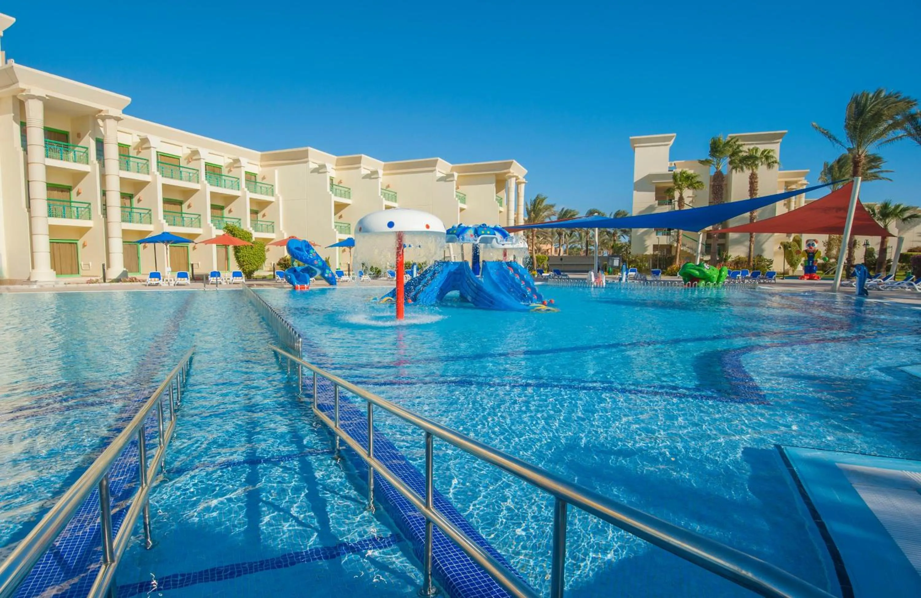 Swimming pool in Swiss Inn Resort Hurghada