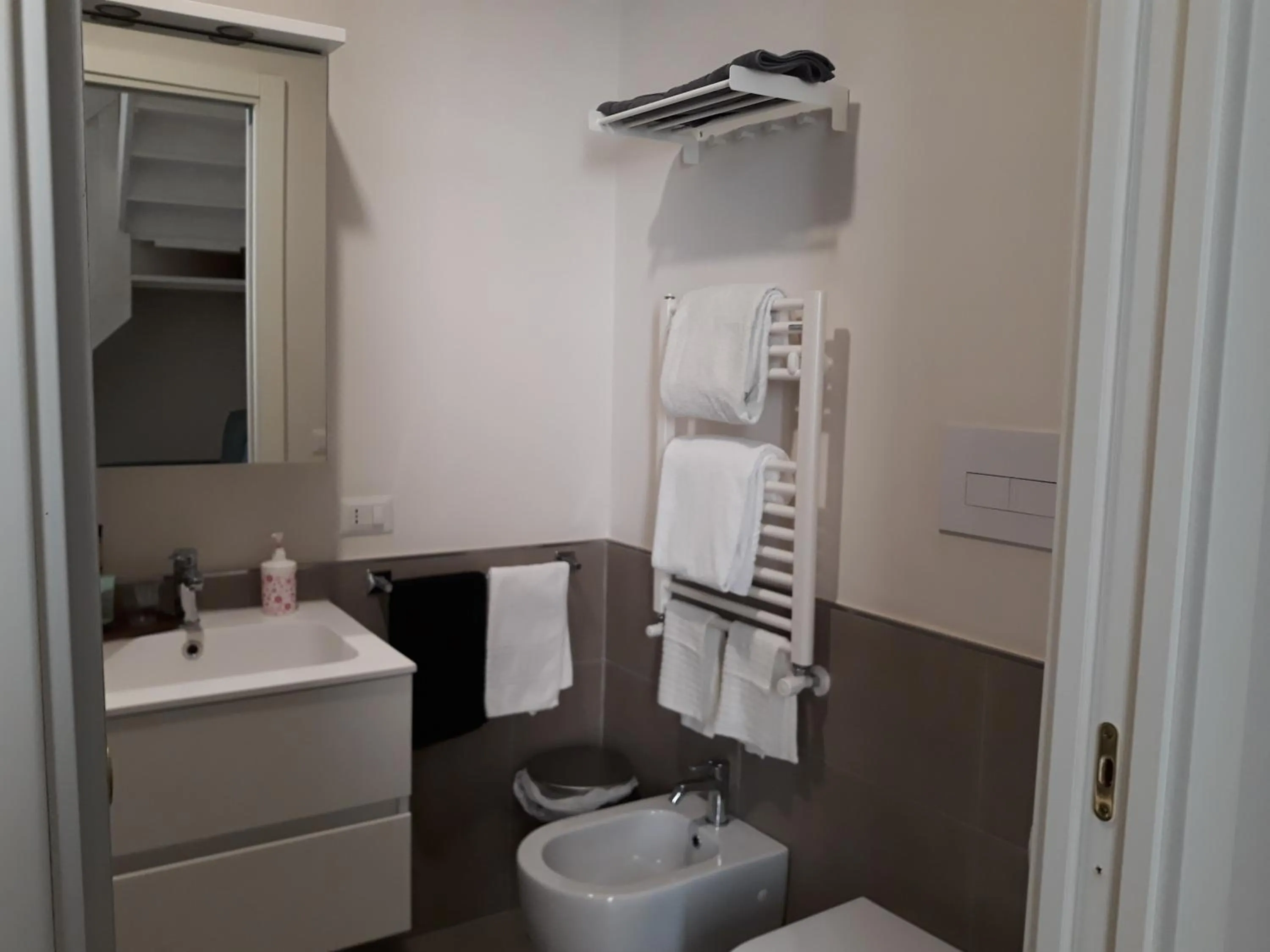 Bathroom in Piano Nobile by Napoliapartments