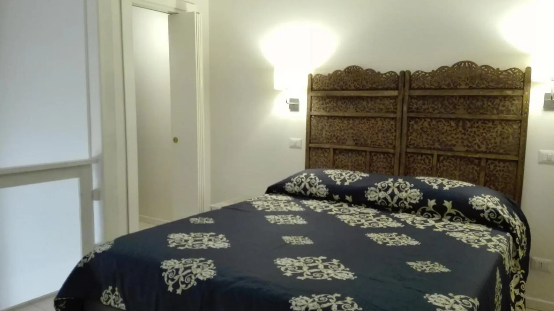 Other, Bed in Piano Nobile by Napoliapartments