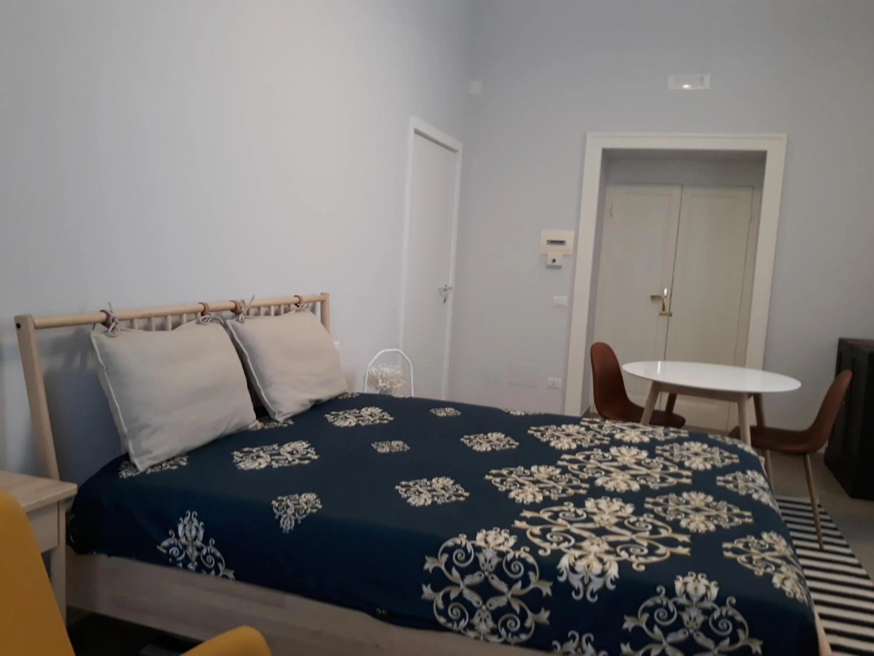 Photo of the whole room, Bed in Piano Nobile by Napoliapartments