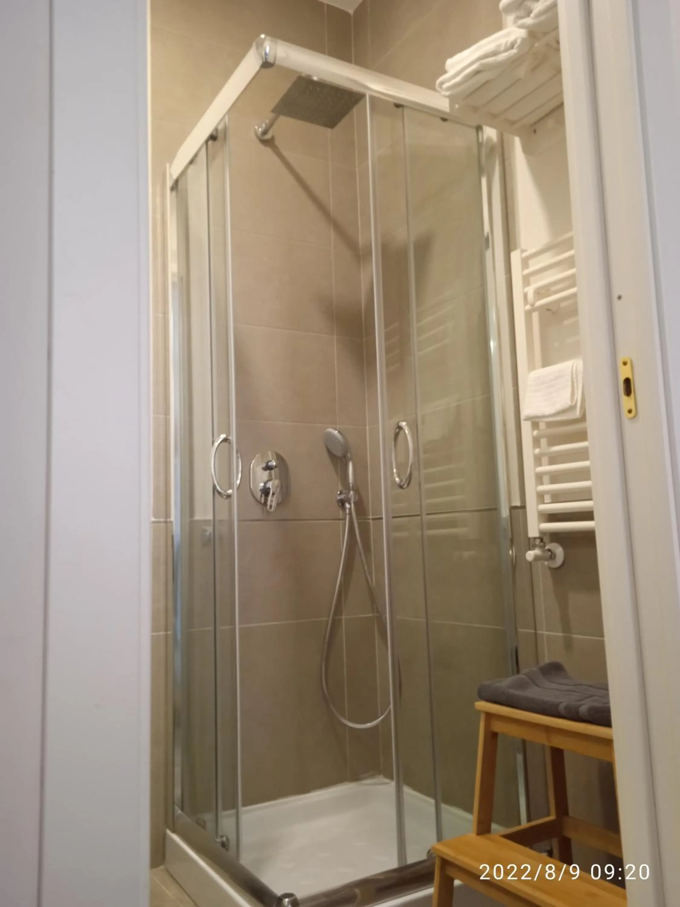 Shower in Piano Nobile by Napoliapartments