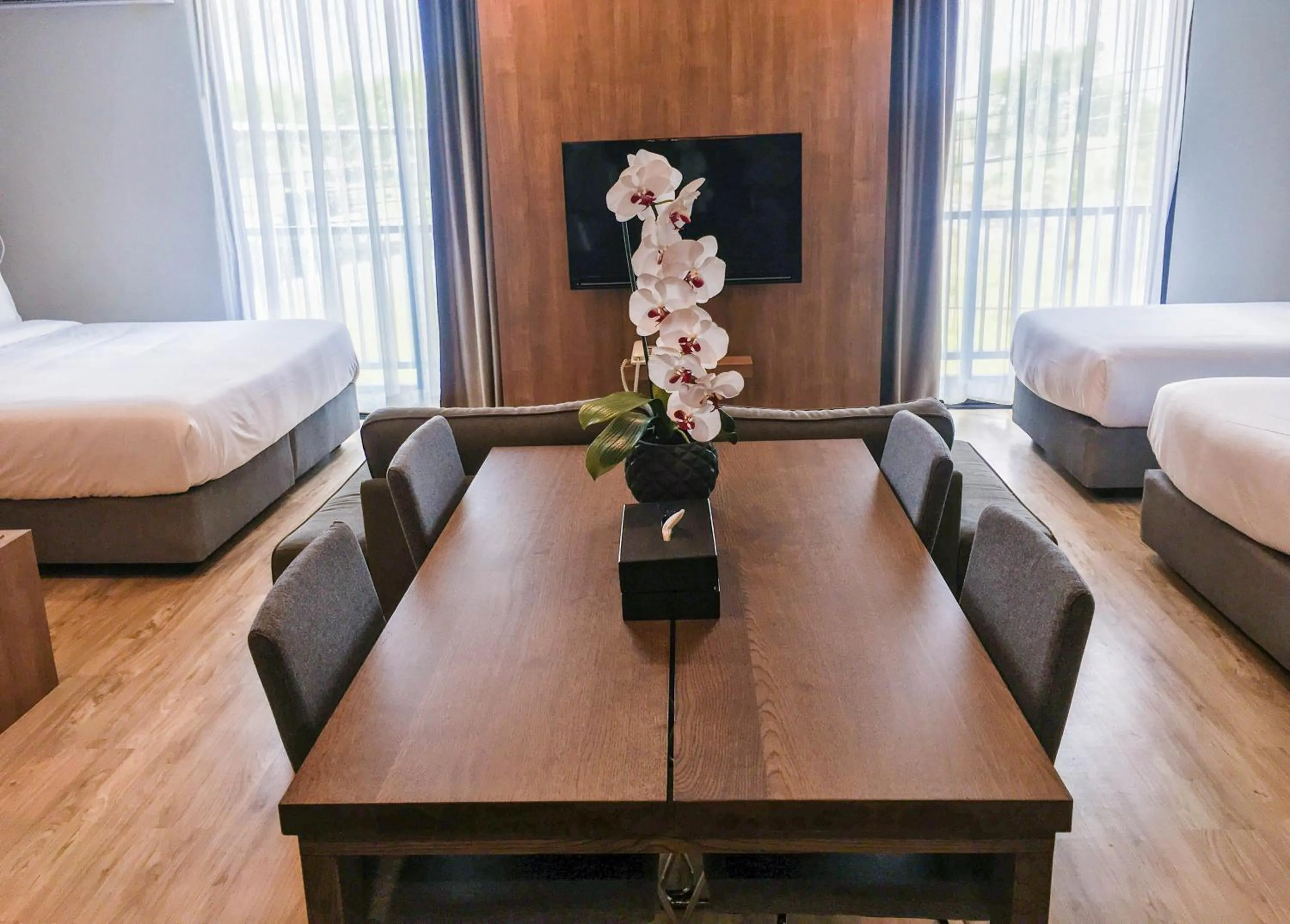 Seating area, Bed in Fortune Hotel Buriram